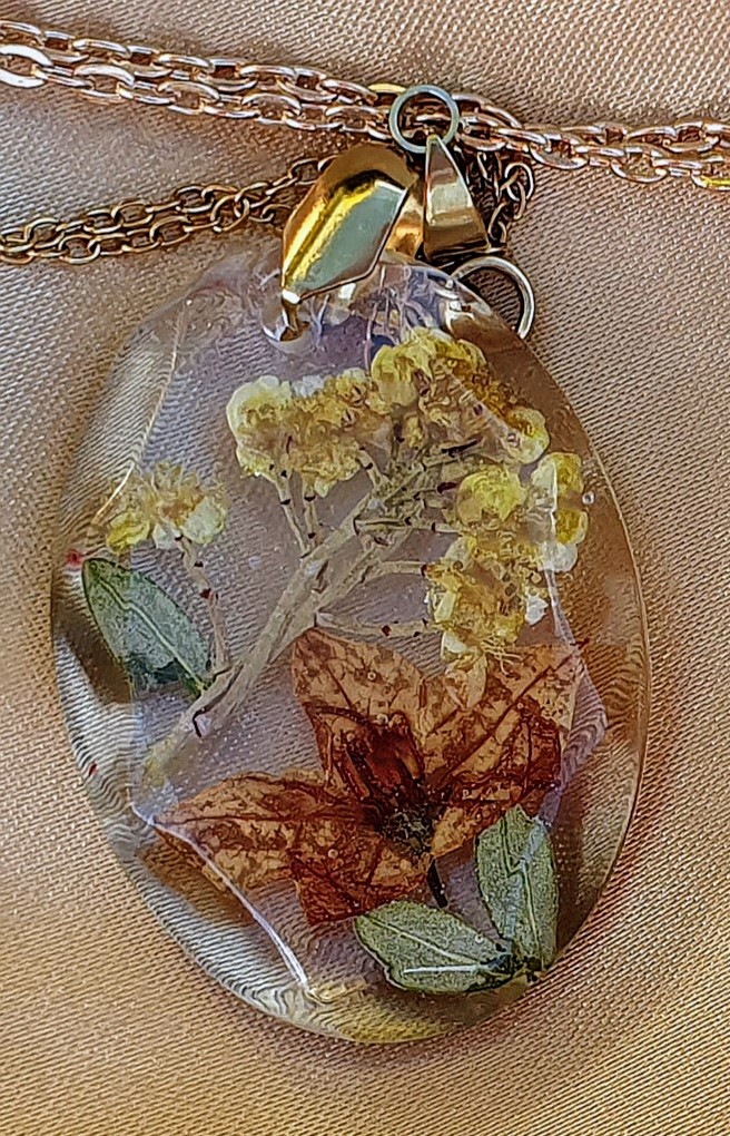 Colar com pingente de resina