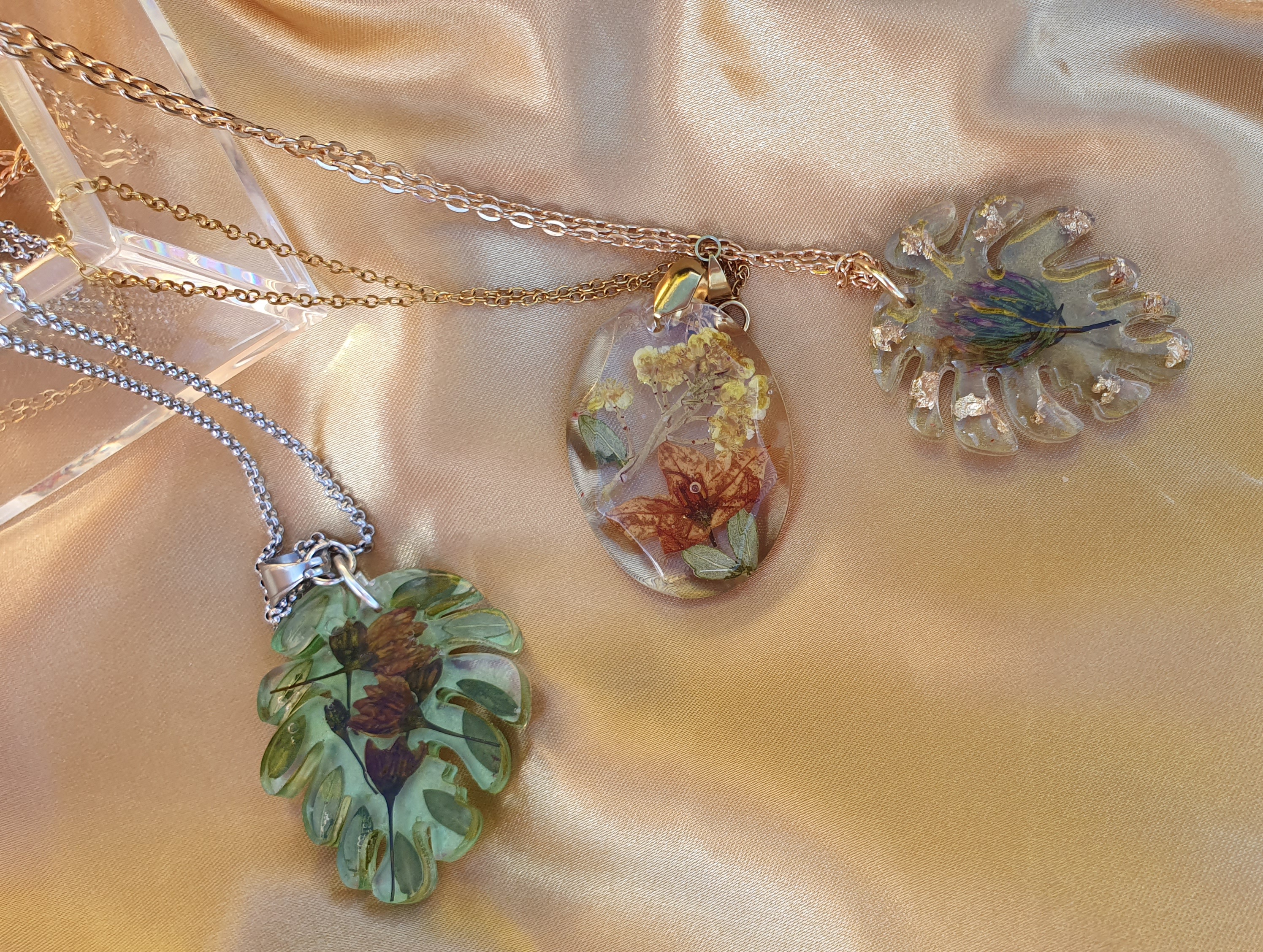 Colar com pingente de resina