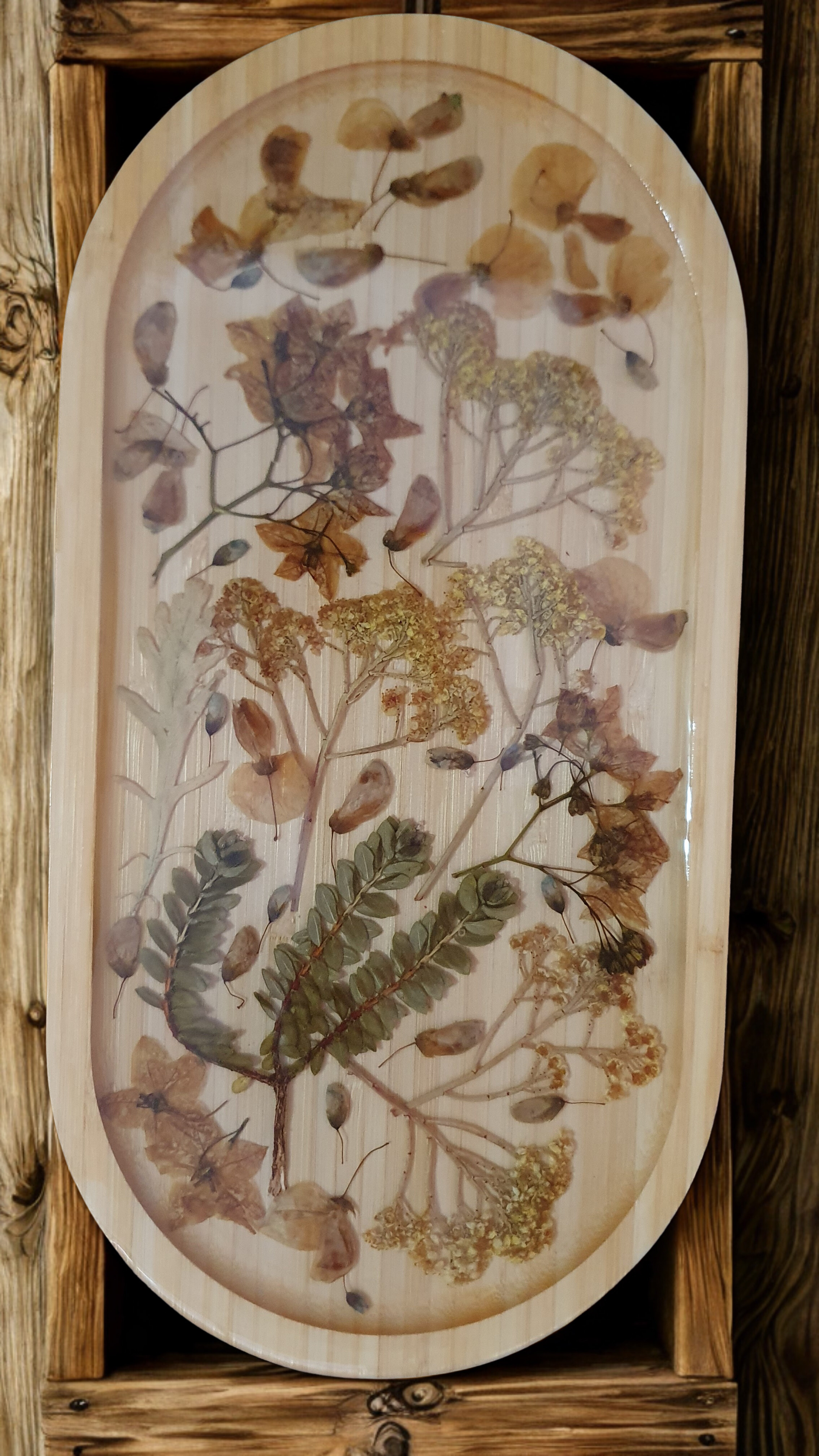 Bandeja de madeira com flores secas