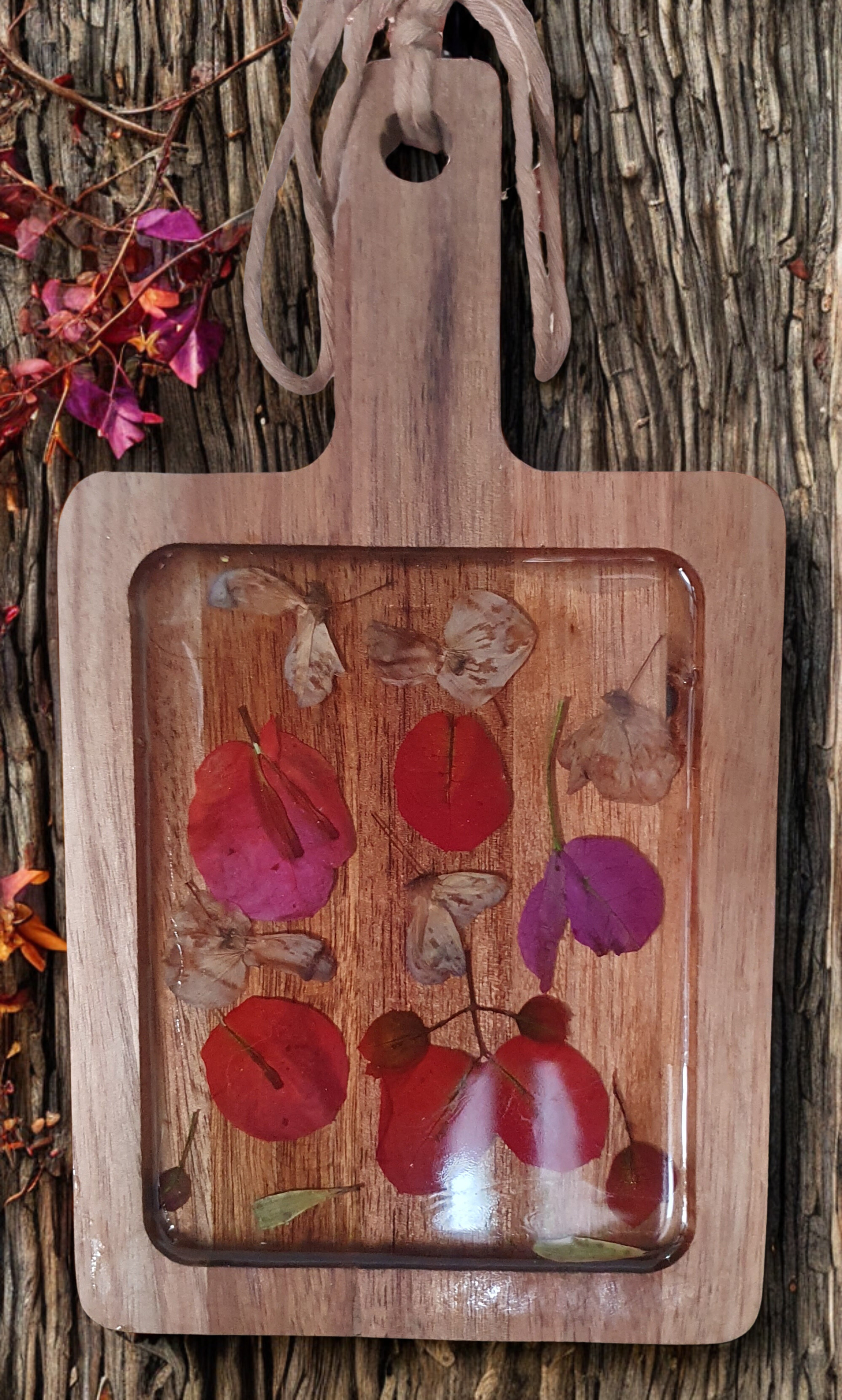 Tábua de Madeira com Flores Secas em Resina