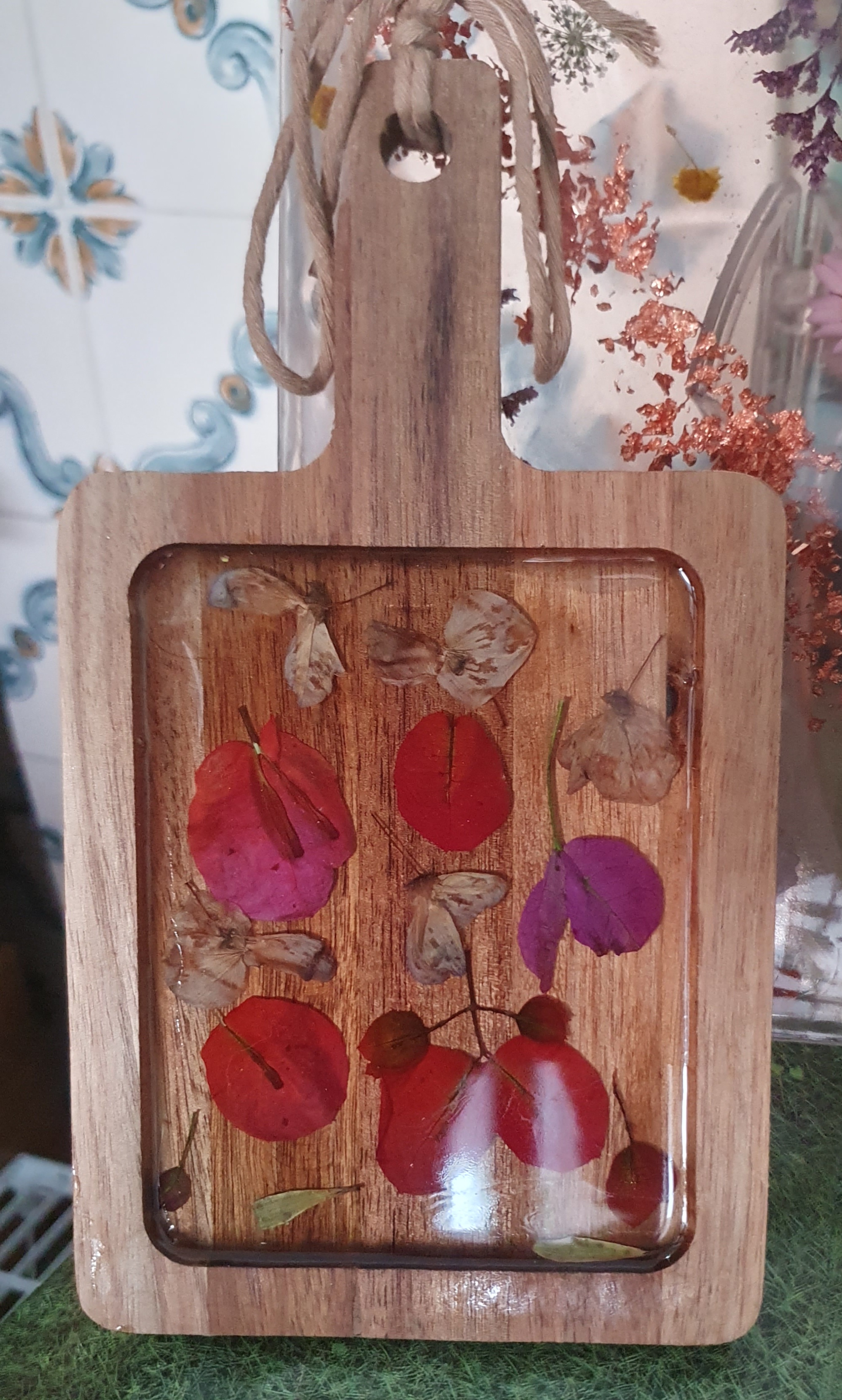 Tábua de Madeira com Flores Secas em Resina