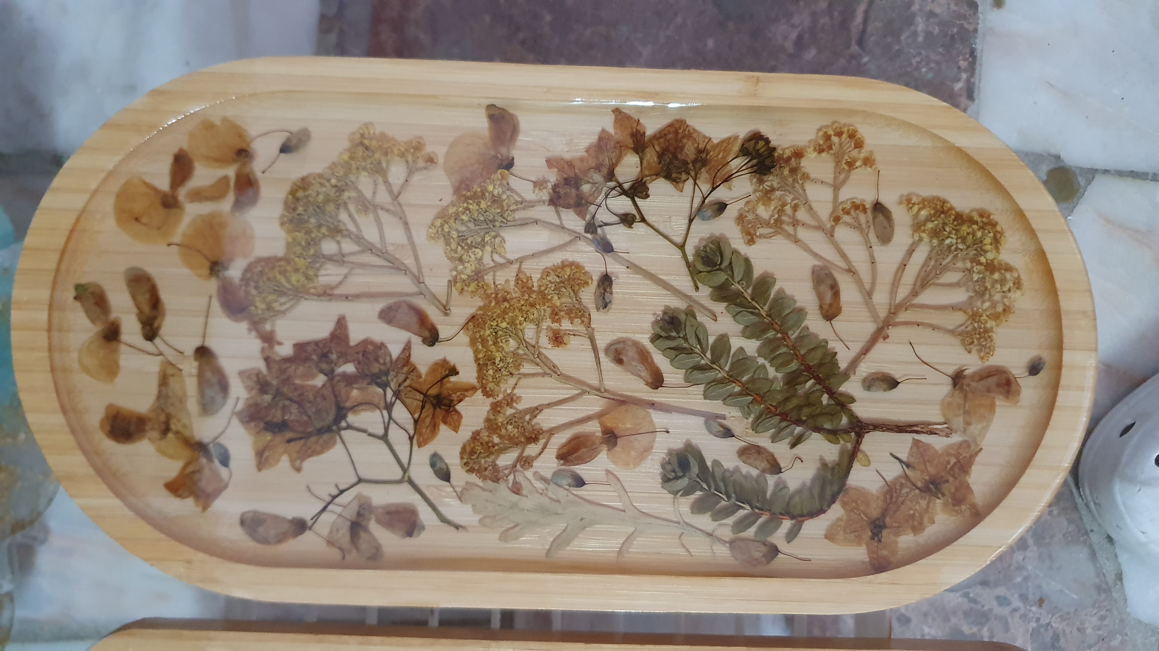 Bandeja de madeira com flores secas