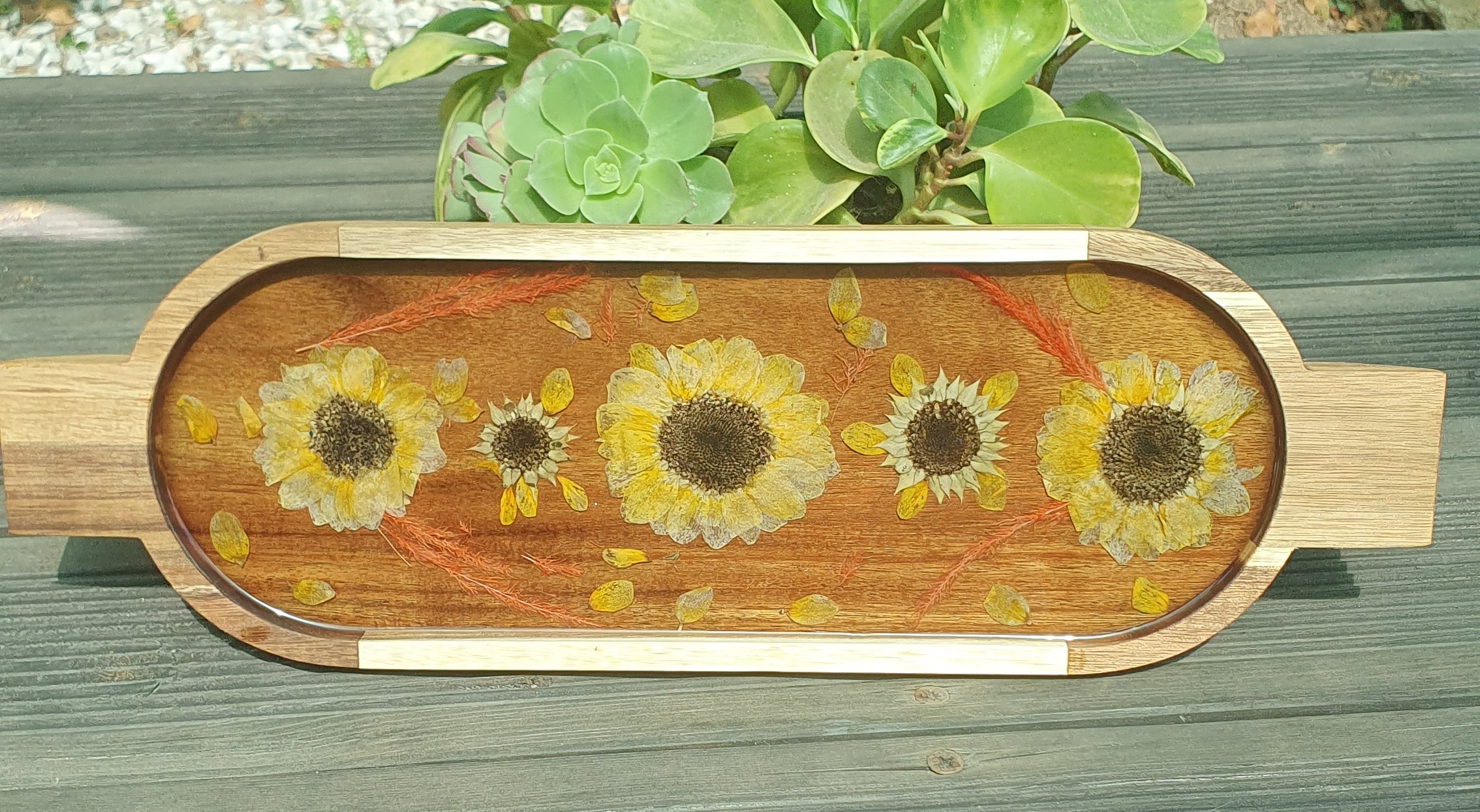 Tabua decorativa de madeira com girassóis