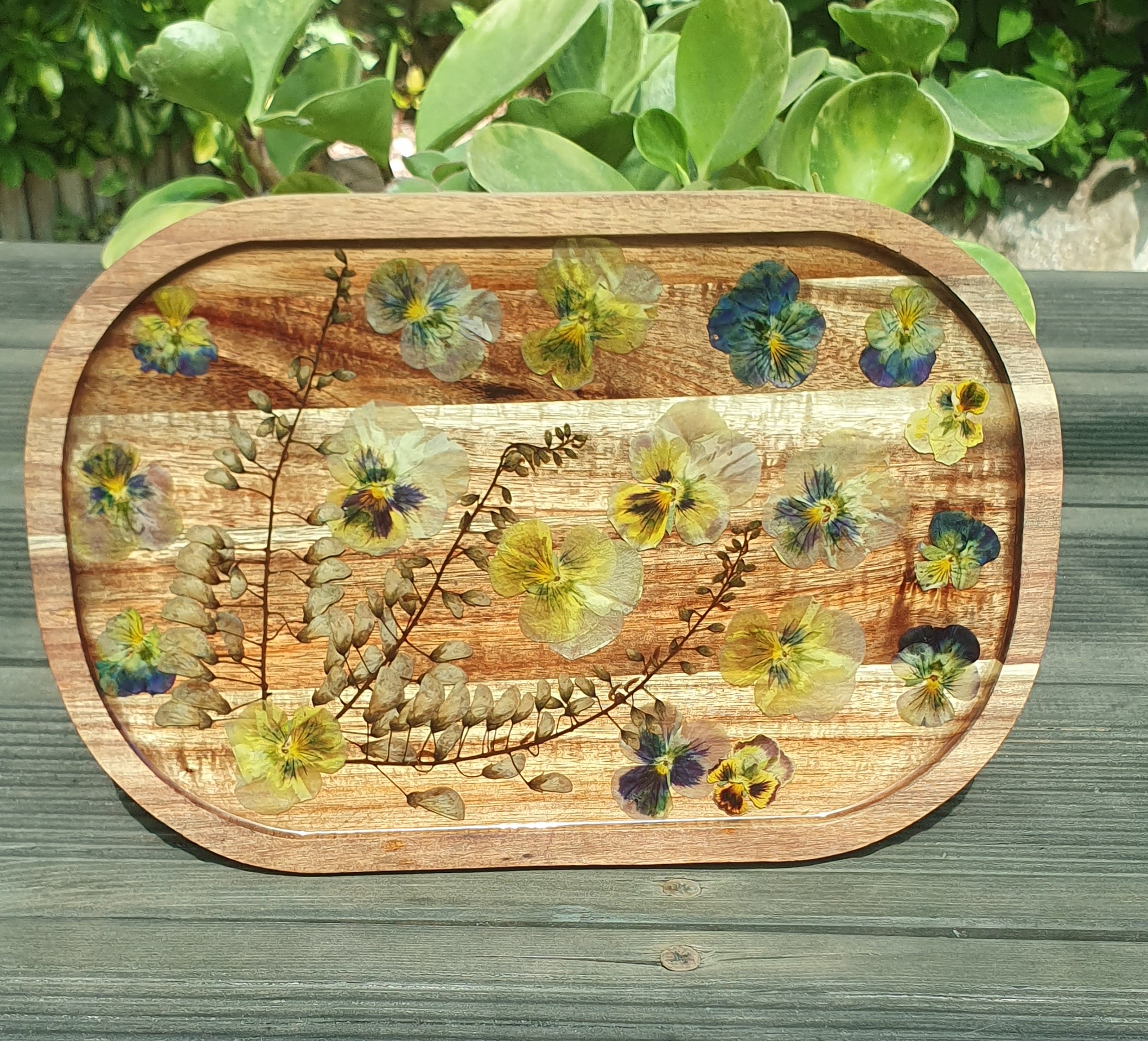 Bandeja de madeira decorativa amores perfeitos