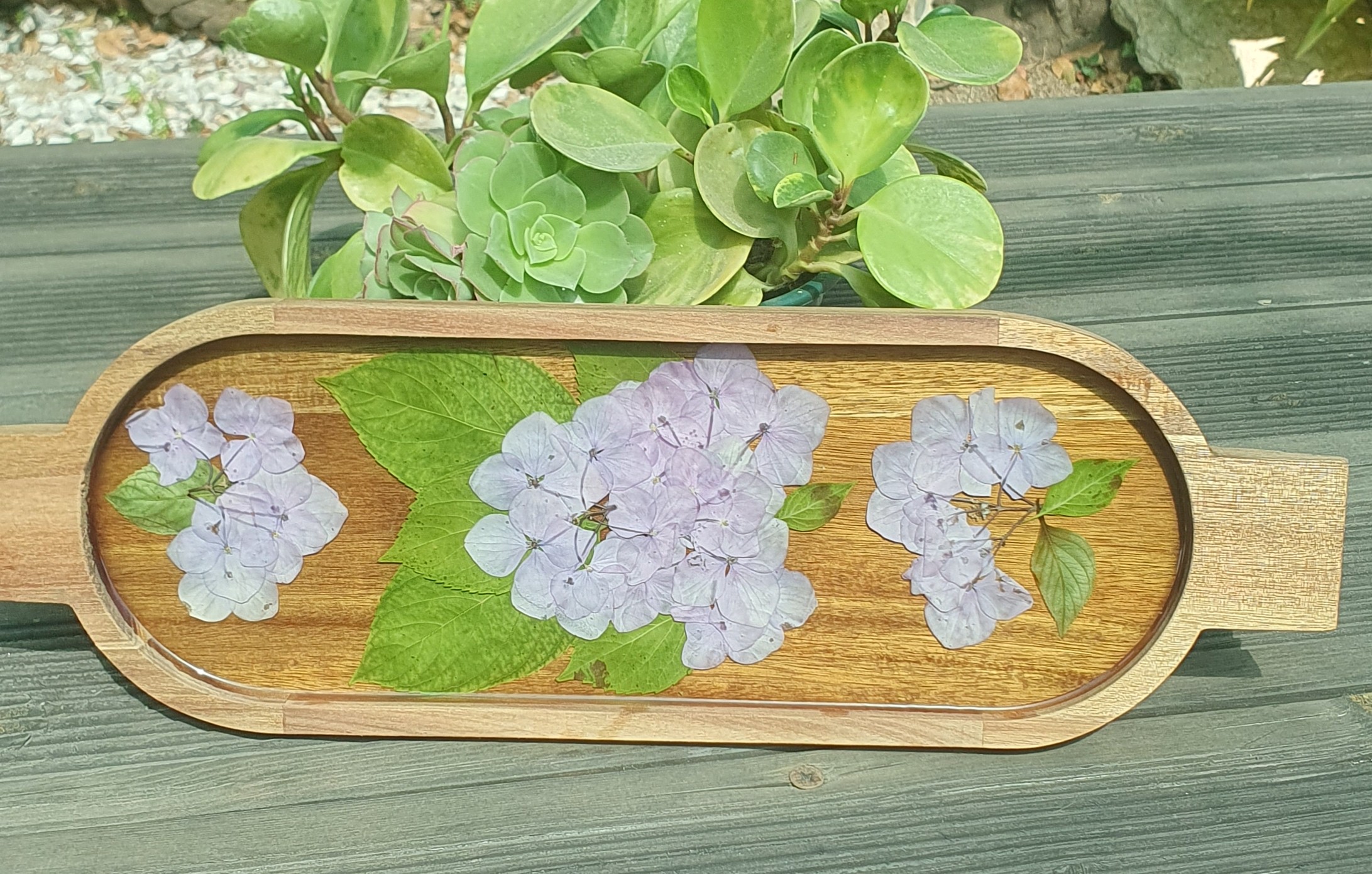 Bandeja de madeira com flores prensadas
