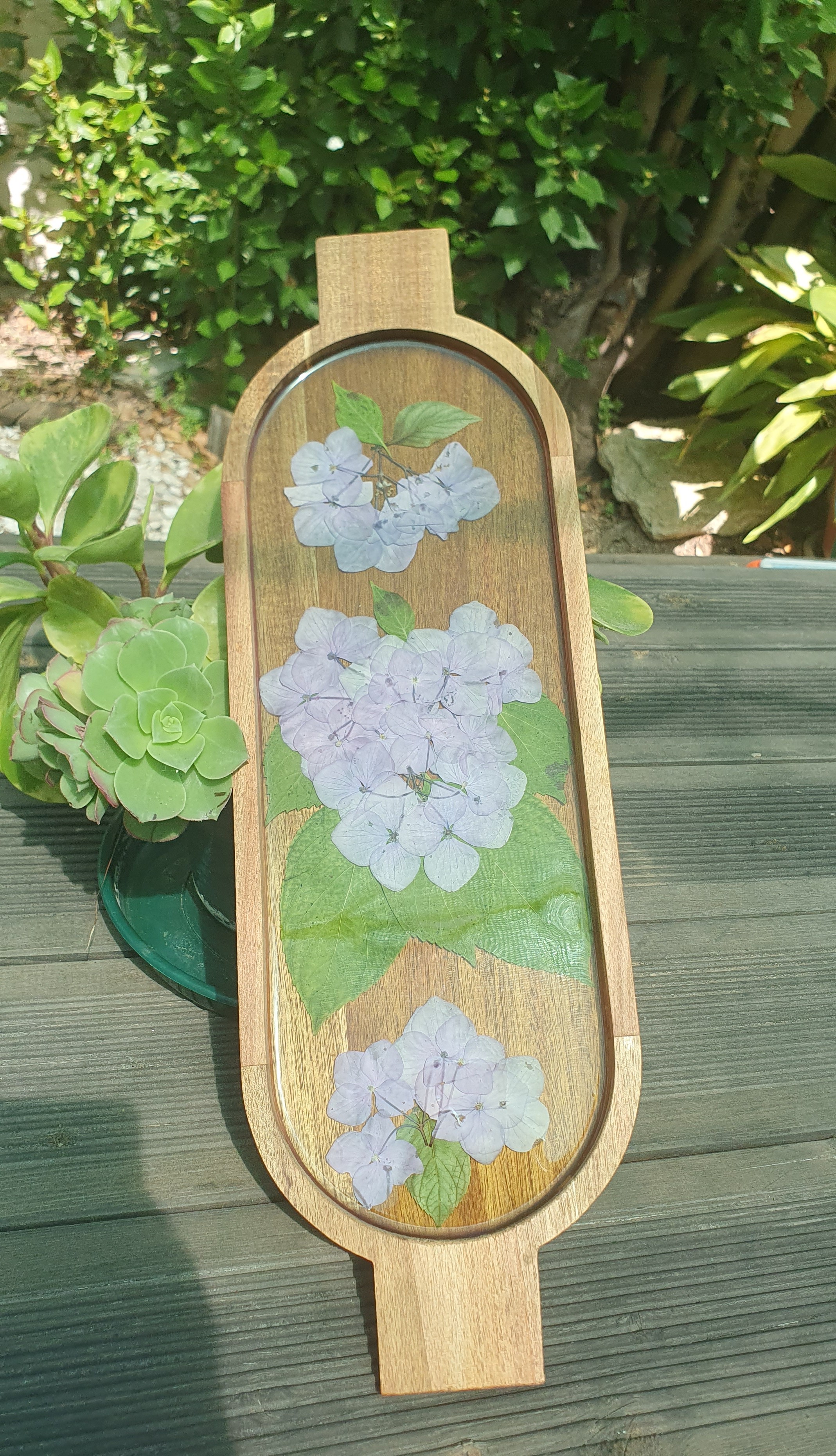 Bandeja de madeira com flores prensadas