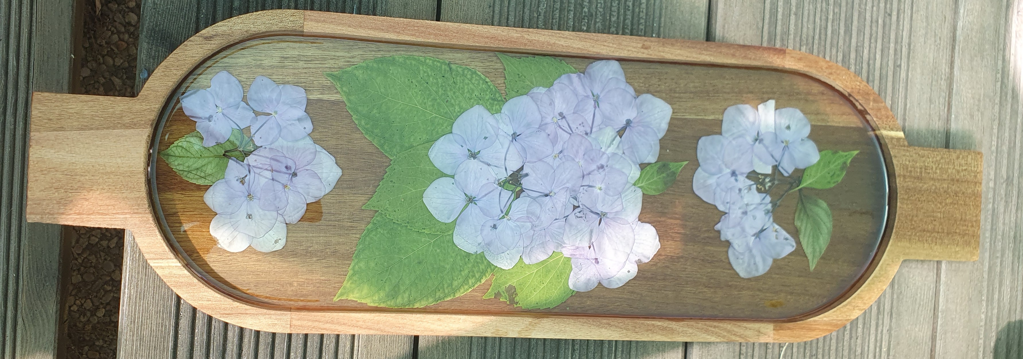 Bandeja de madeira com flores prensadas