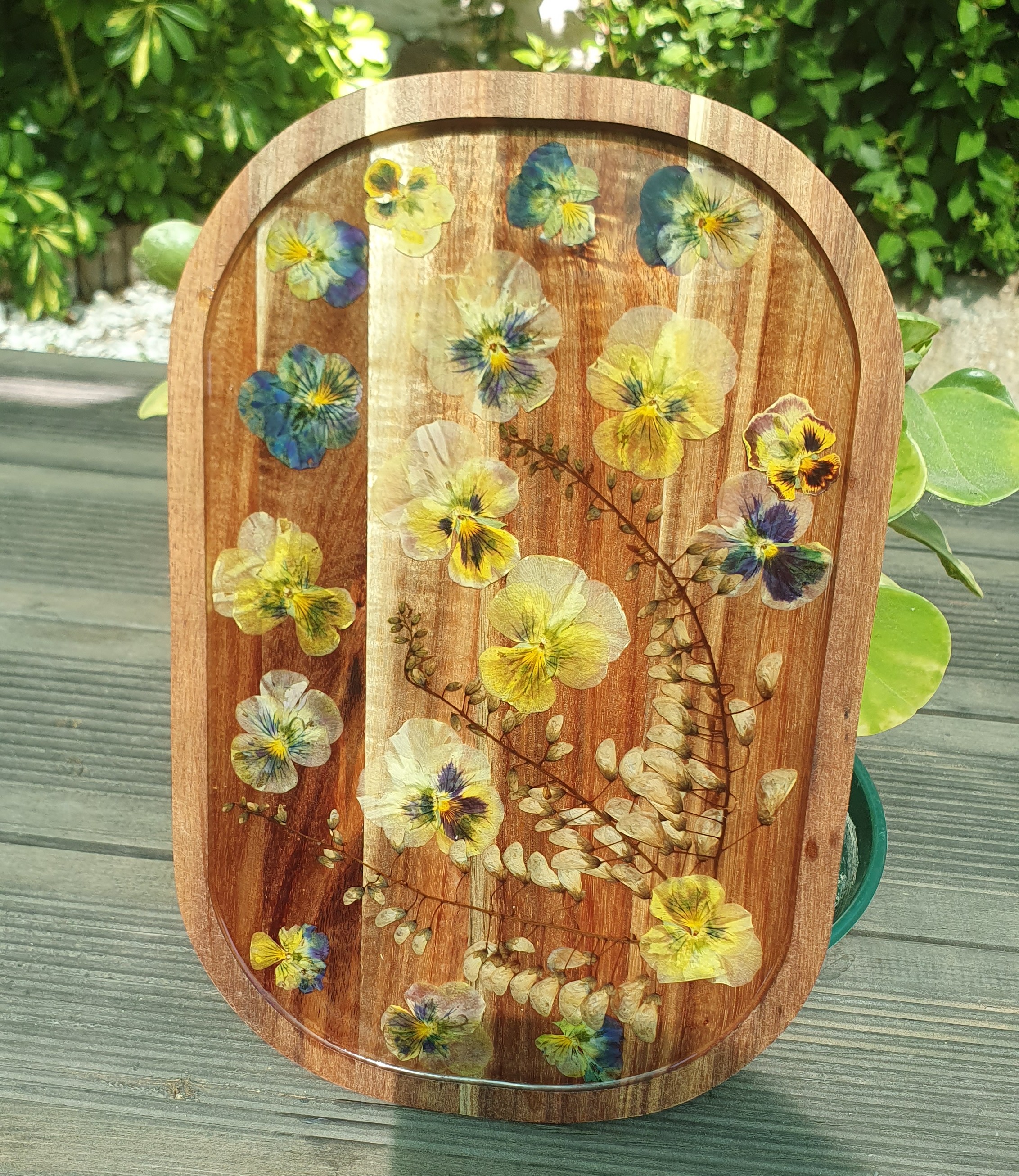 Bandeja de madeira decorativa amores perfeitos 