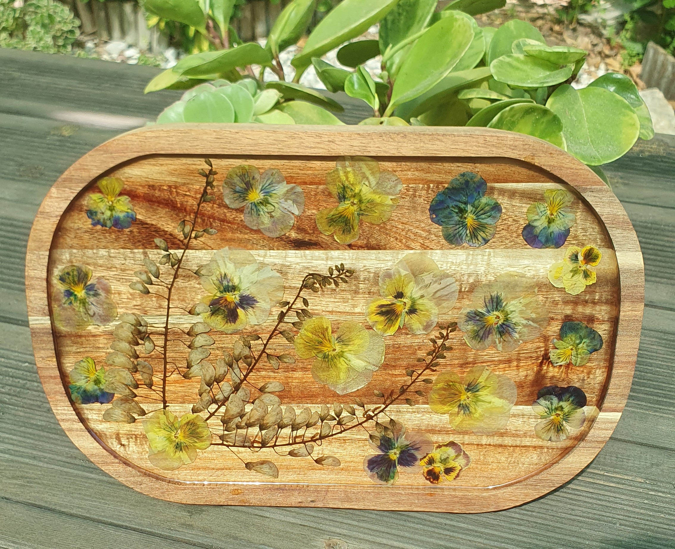 Bandeja de madeira decorativa amores perfeitos 