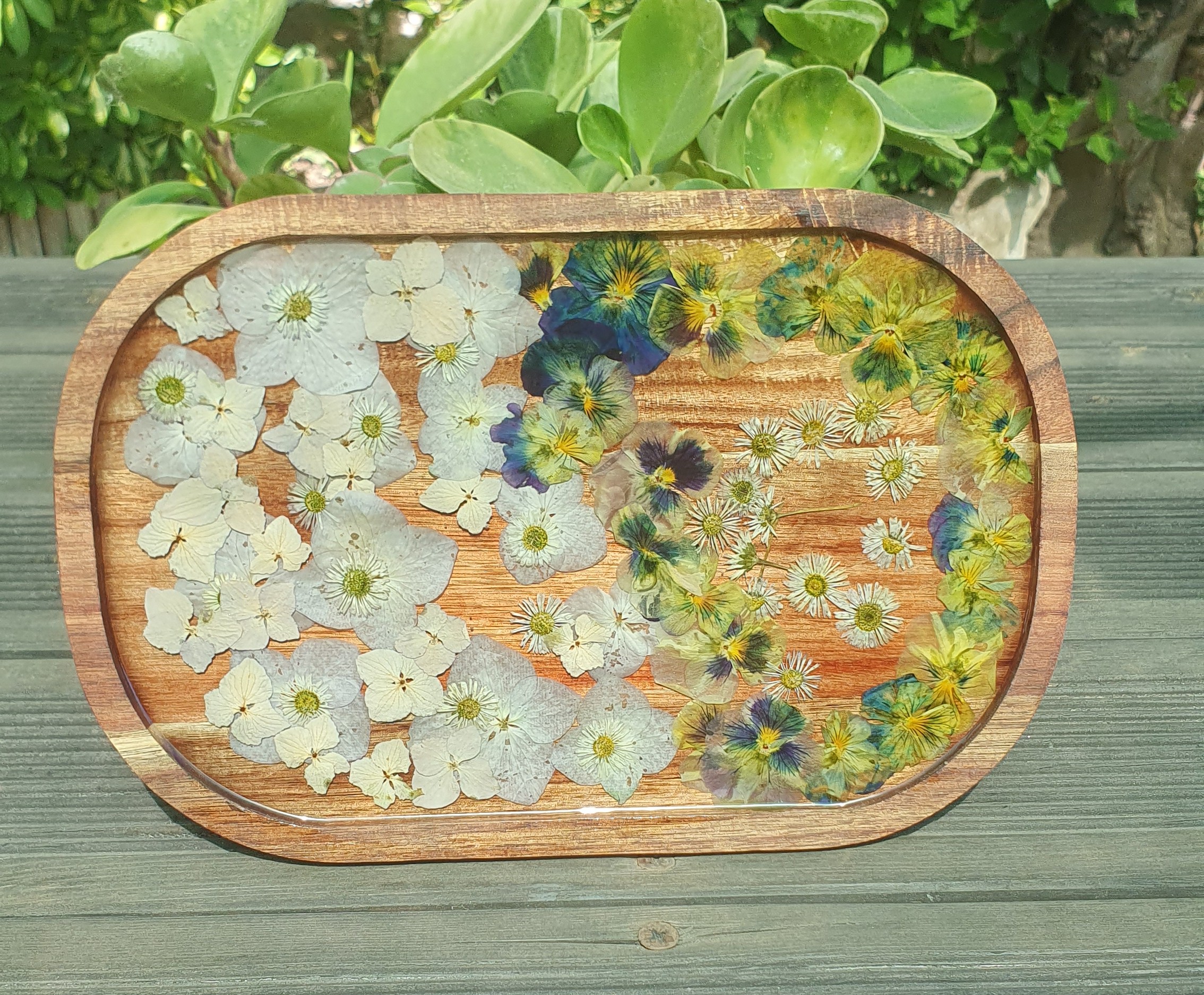Bandeja decorativa de madeira com flores prensadas