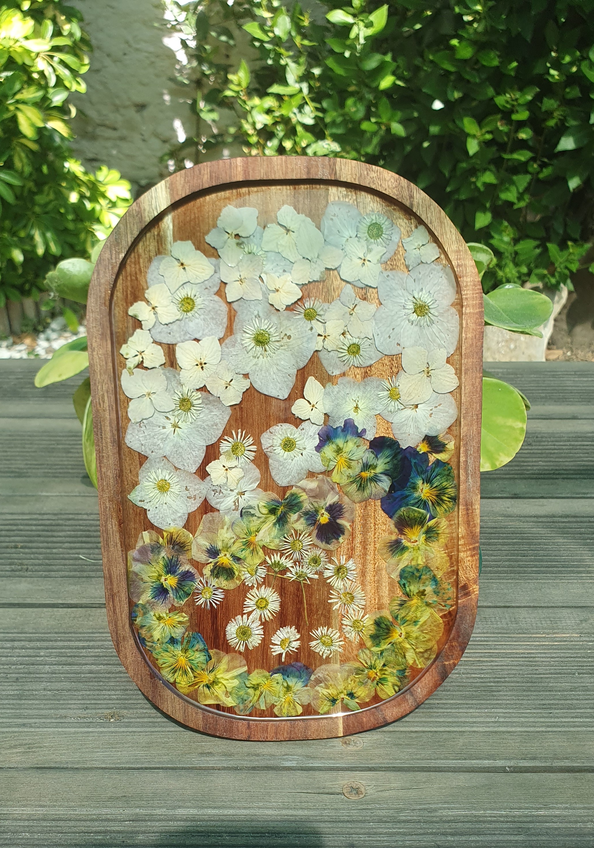 Bandeja decorativa de madeira com flores prensadas