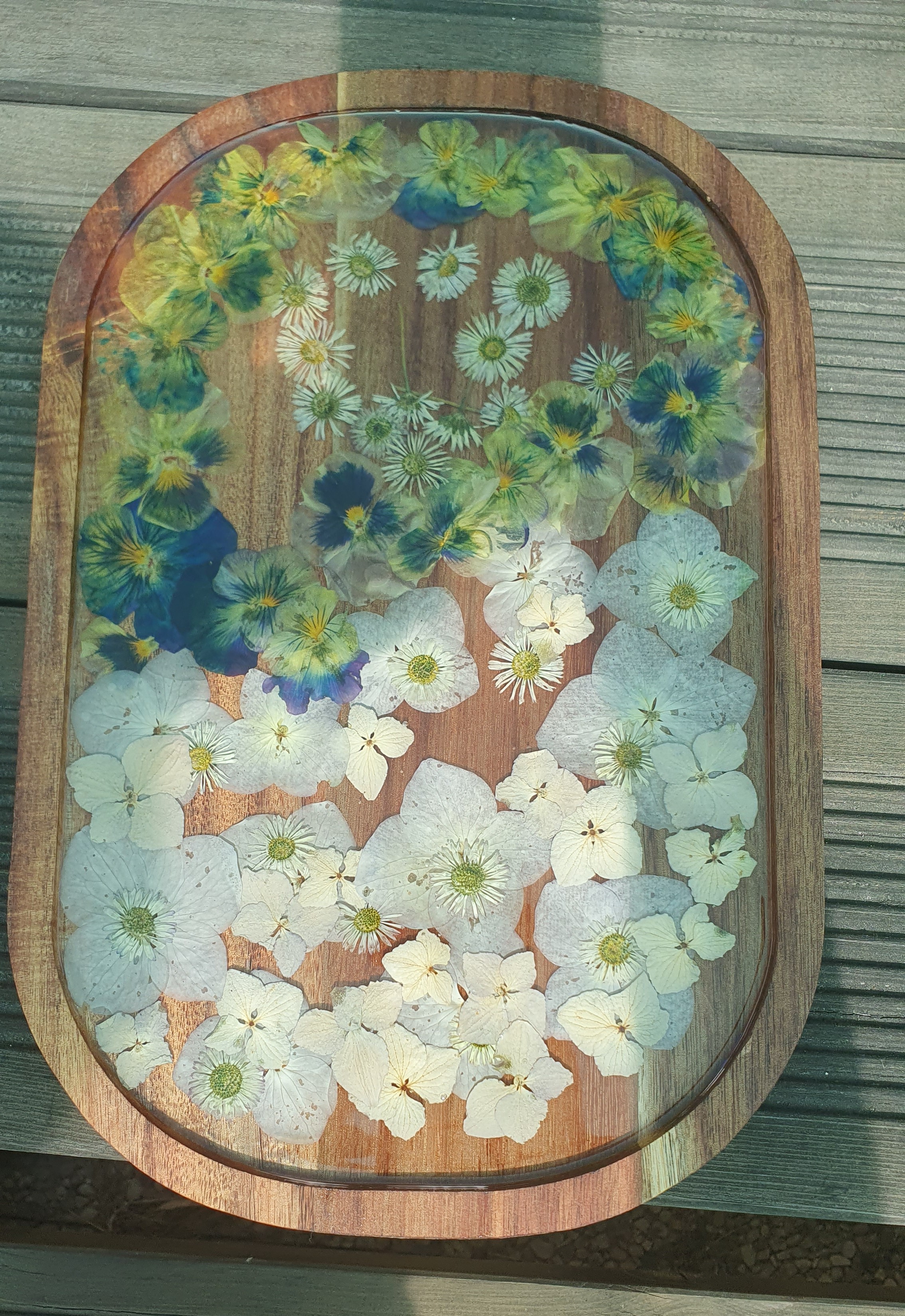 Bandeja decorativa de madeira com flores prensadas
