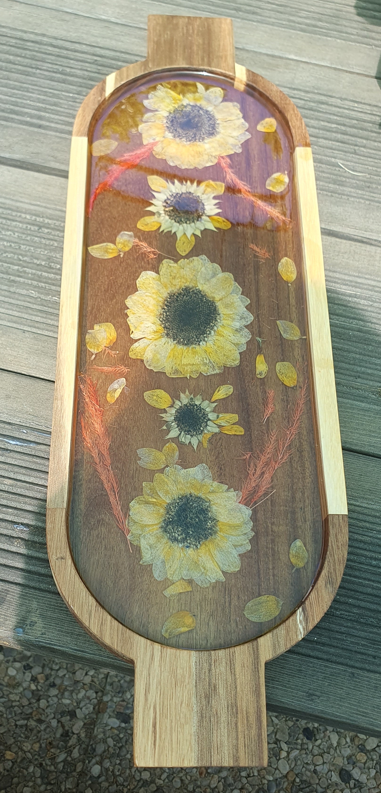 Tabua decorativa de madeira com girassóis