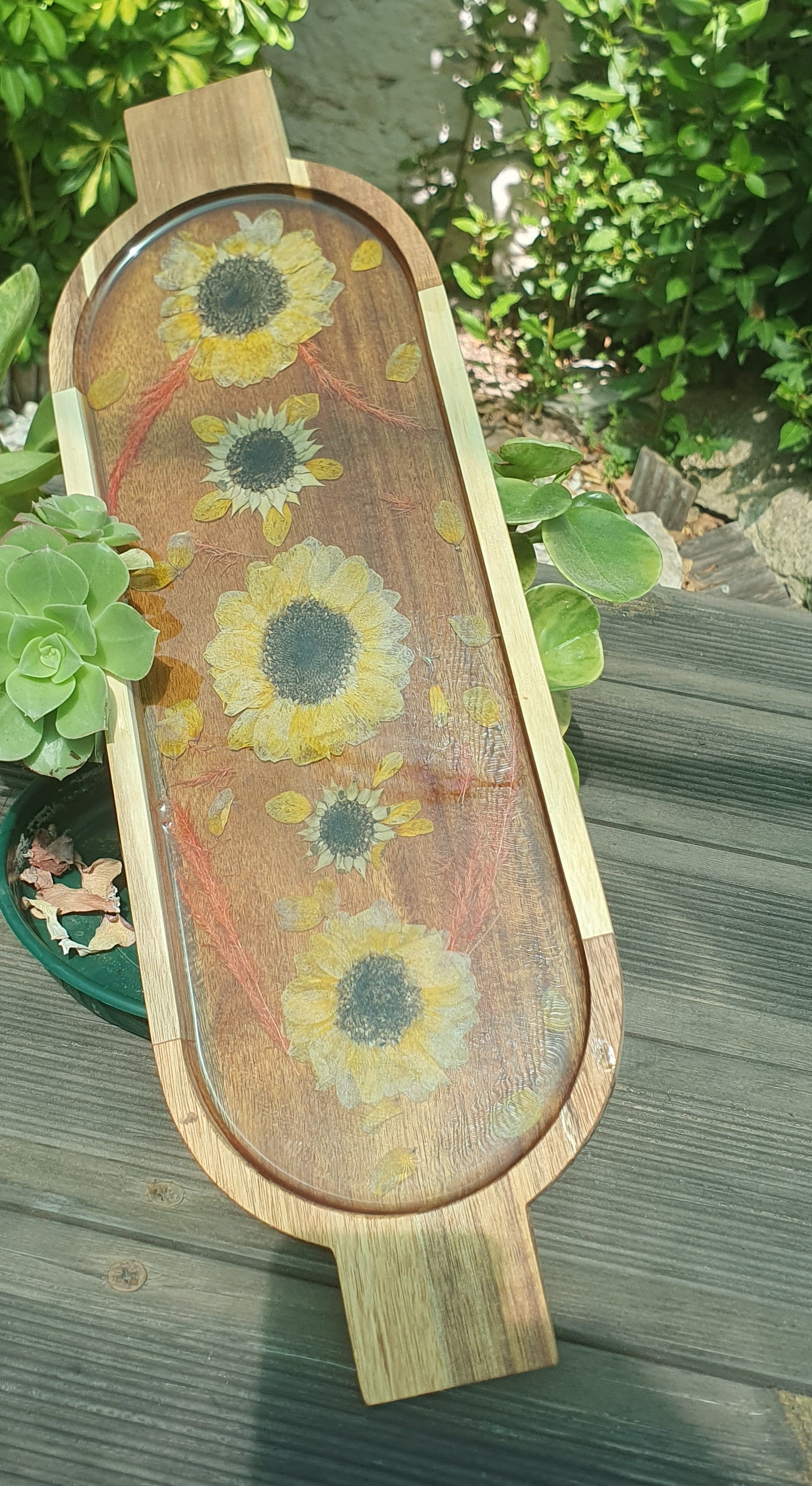 Tabua decorativa de madeira com girassóis