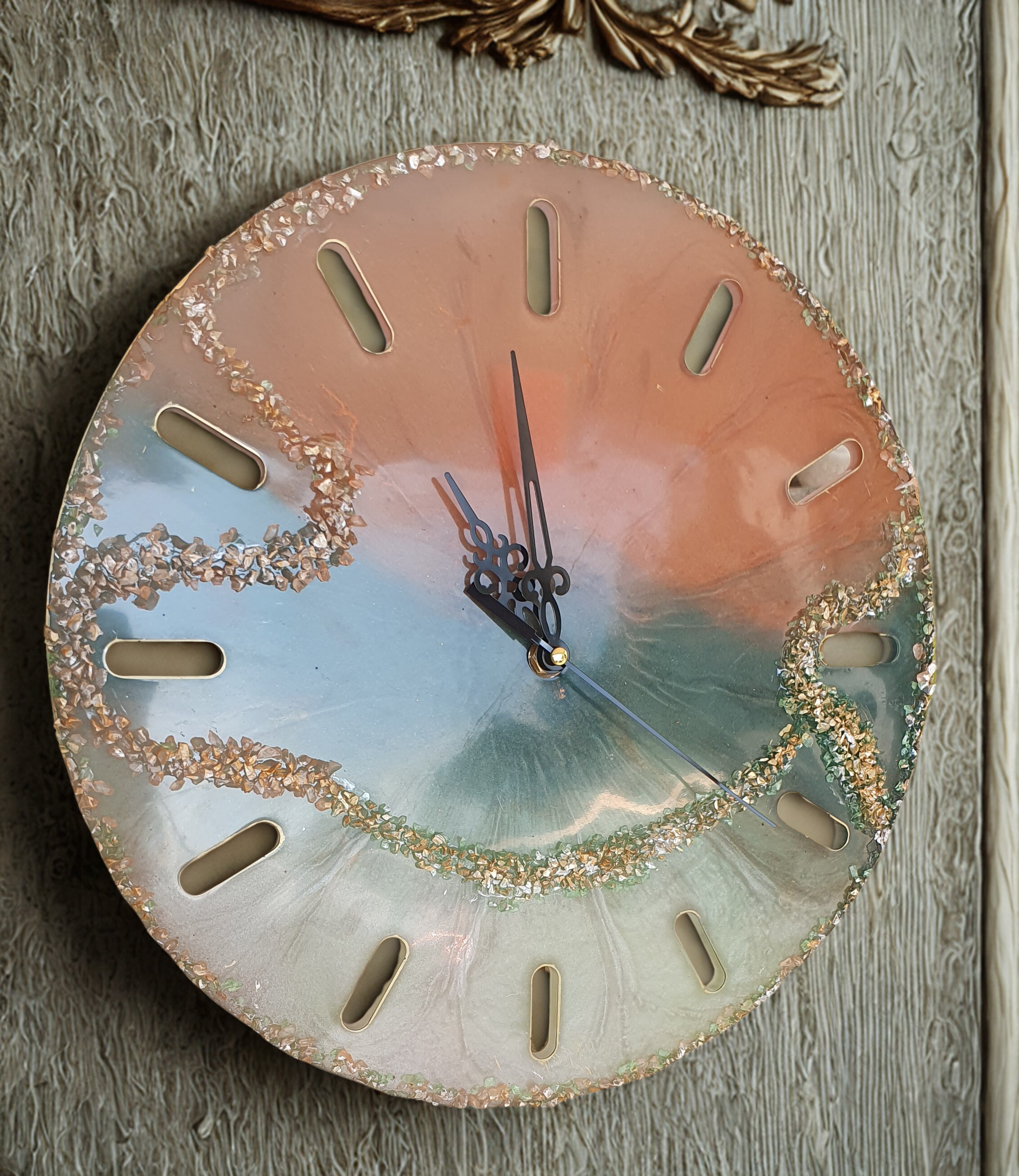 Relógio de parede artesanal em resina