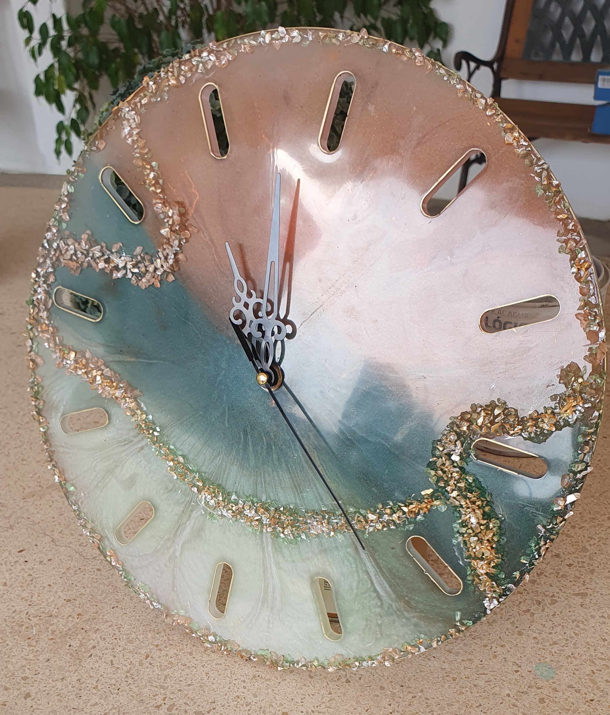 Relógio de parede artesanal em resina