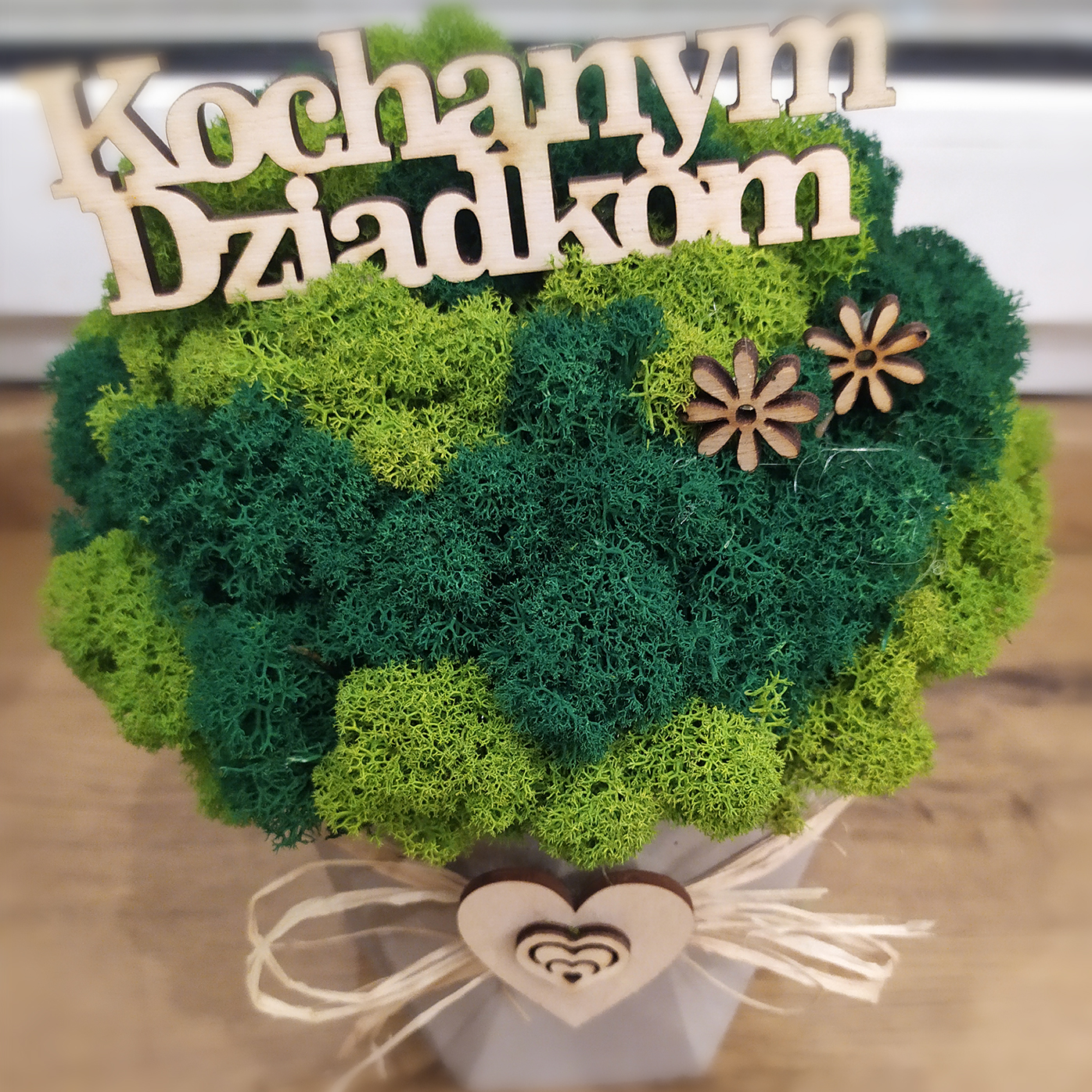 Doniczka betonowa Hexagon z mchem chrobotkiem