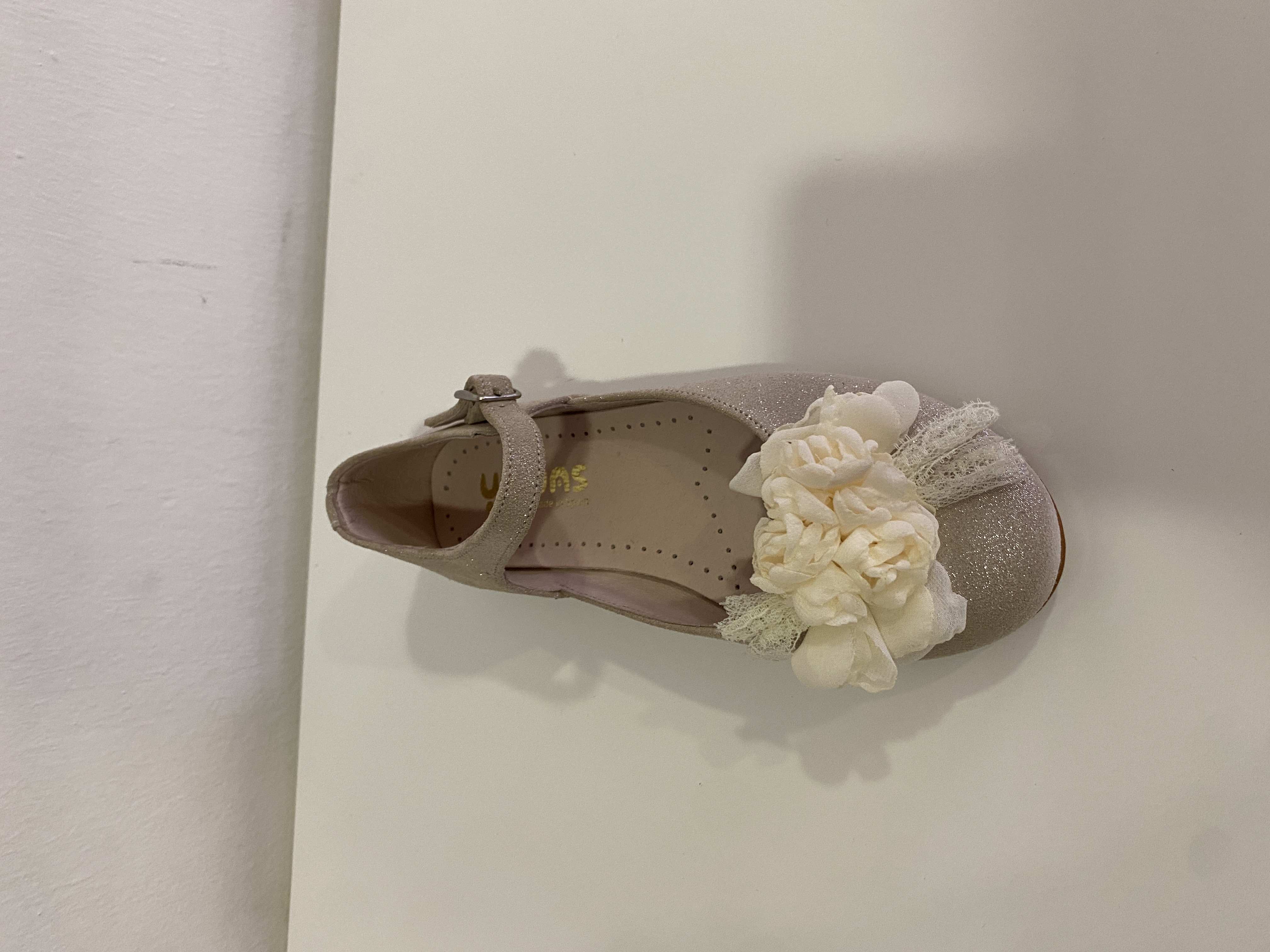 BAILARINAS YOWAS BEIGE BRILLANTES CON FLOR