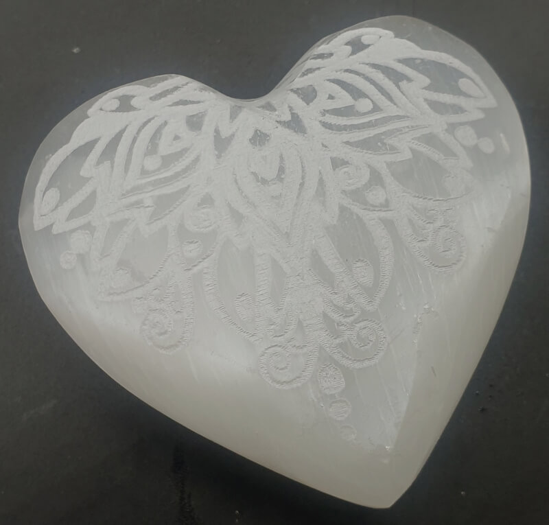 Coeur Sélénite gravé Motifs 8cm