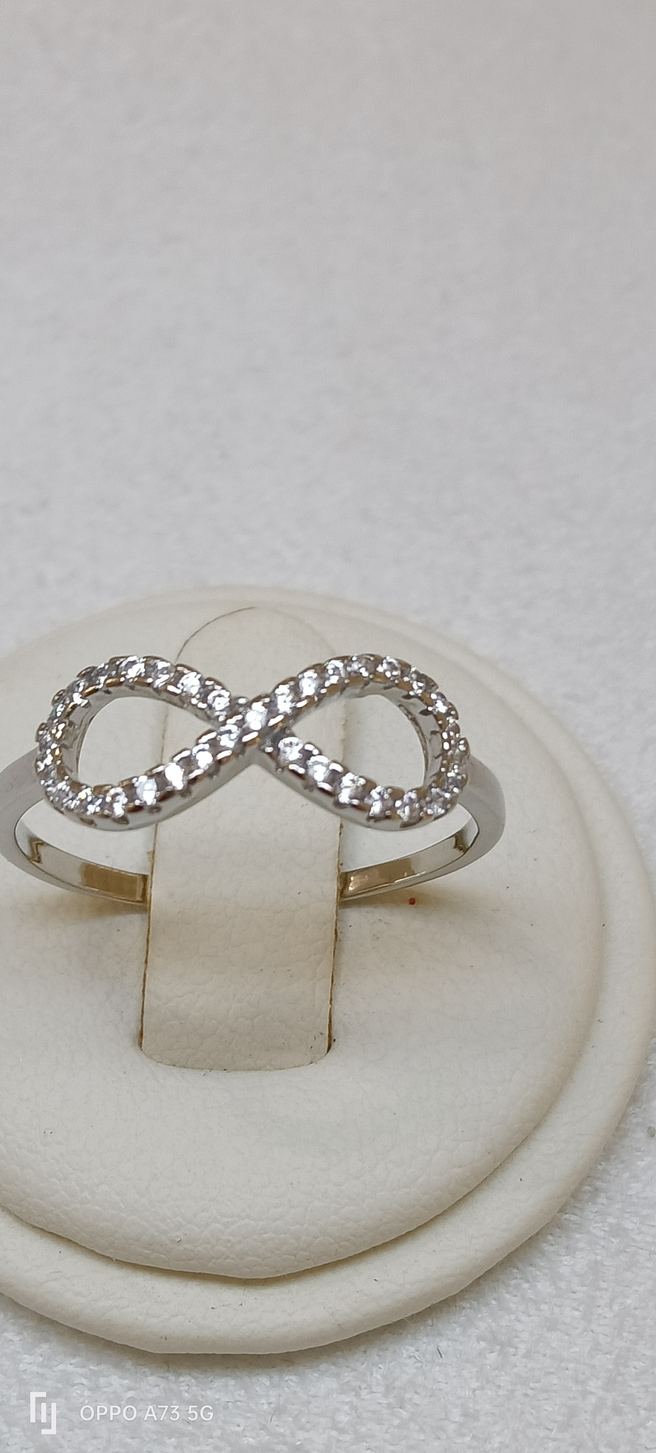Anello infinito in argento 925 con zirconi 