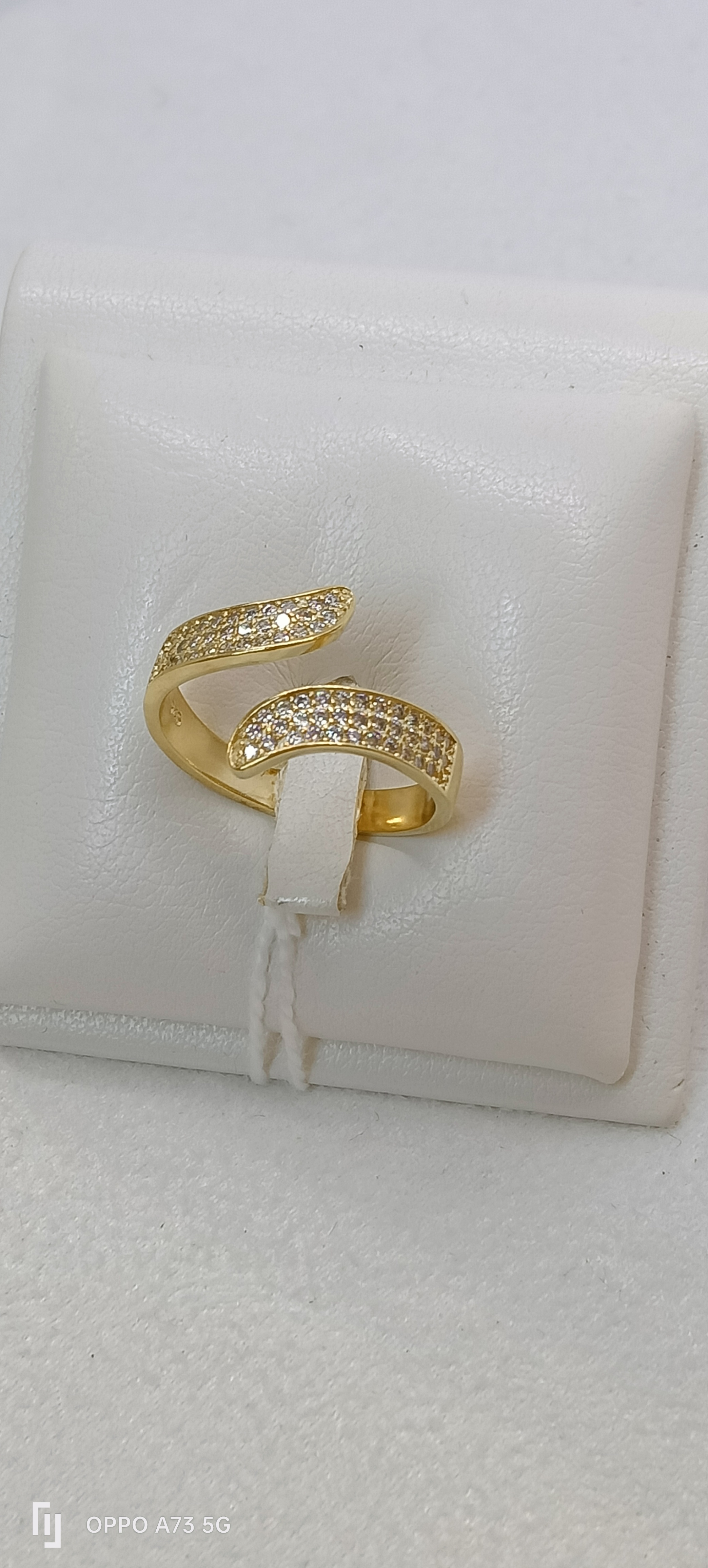 Anello in argento con zirconi