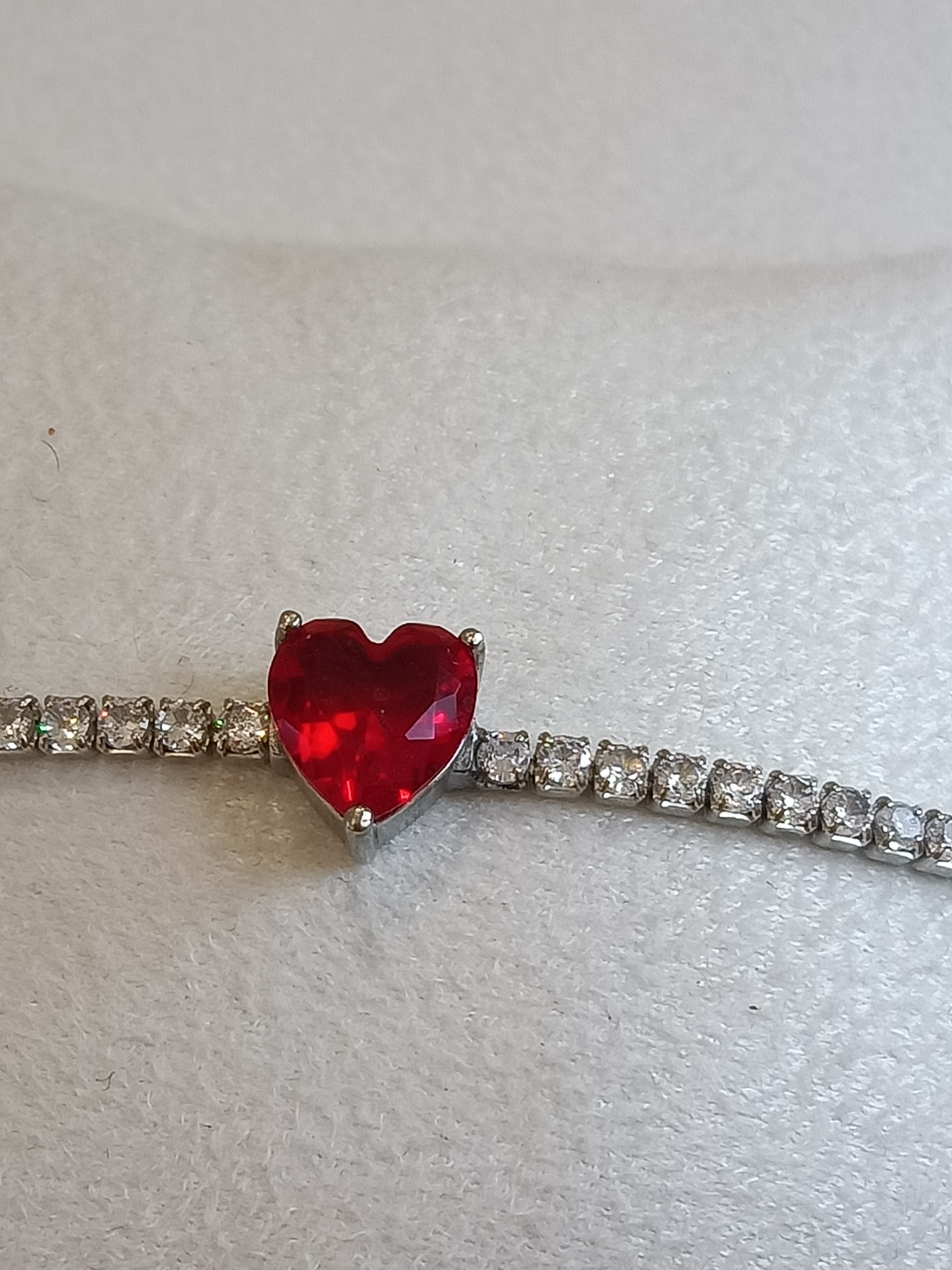 Bracciale tennis con cuore centrale 