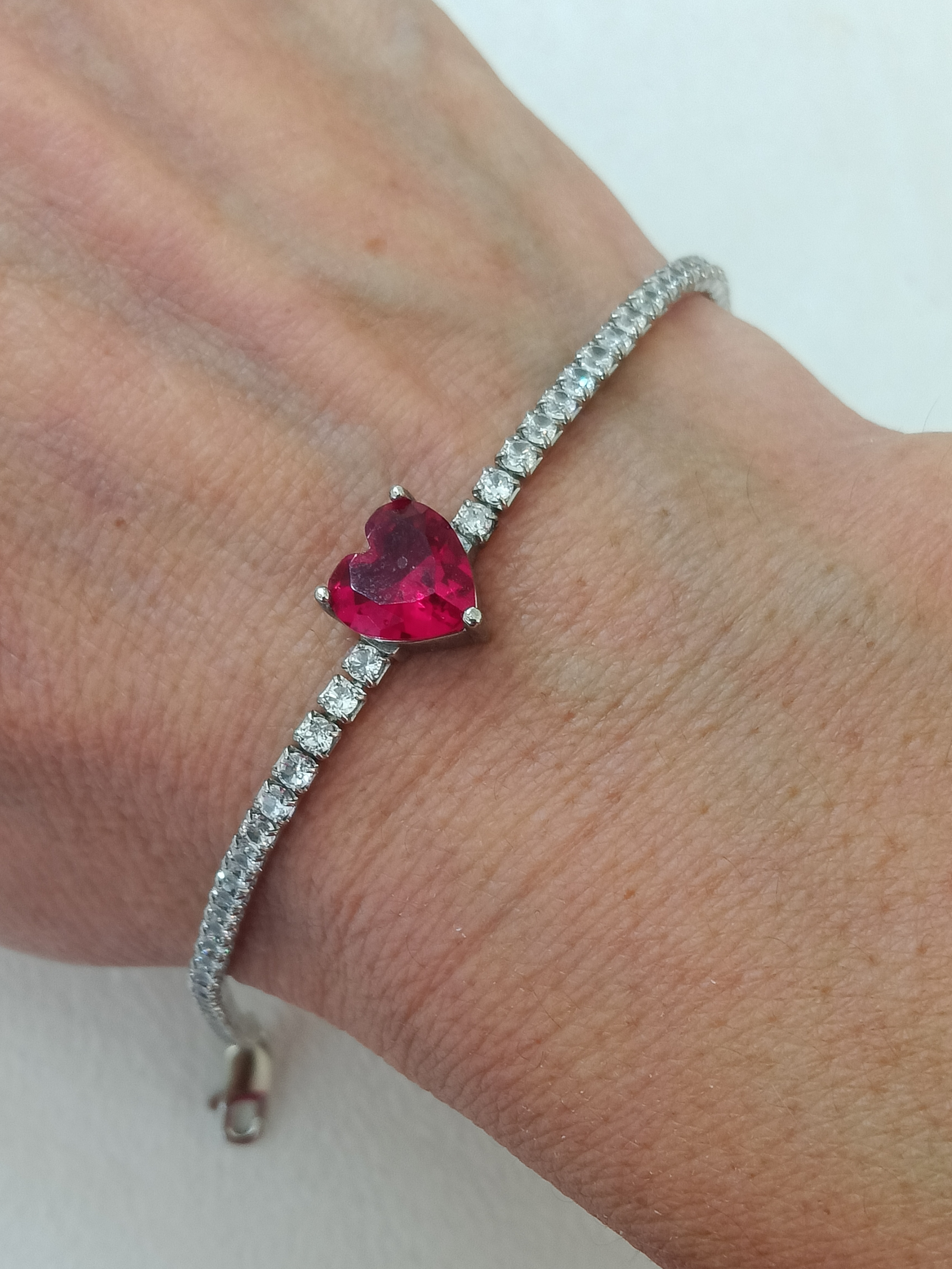 Bracciale tennis con cuore centrale 