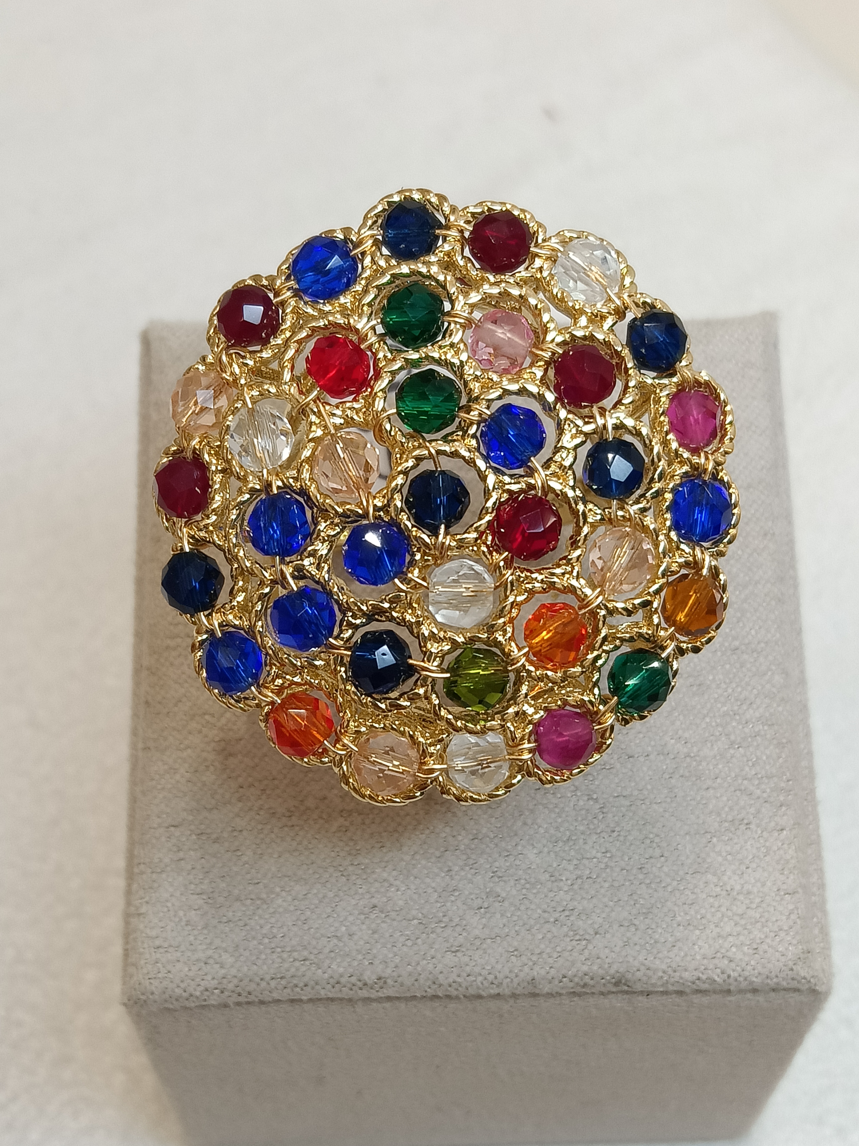 Anello dorato con pietre colorate 