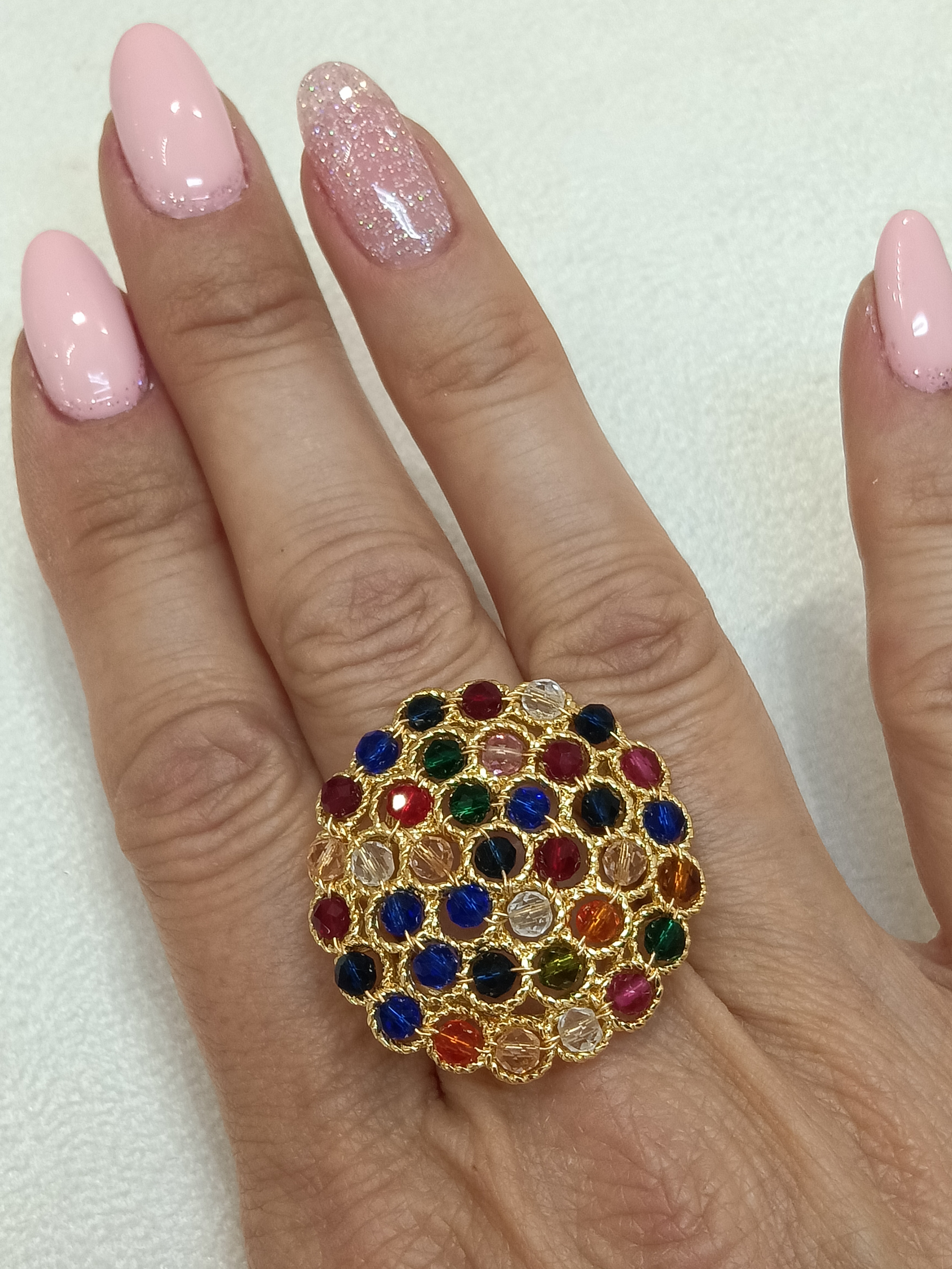 Anello dorato con pietre colorate 