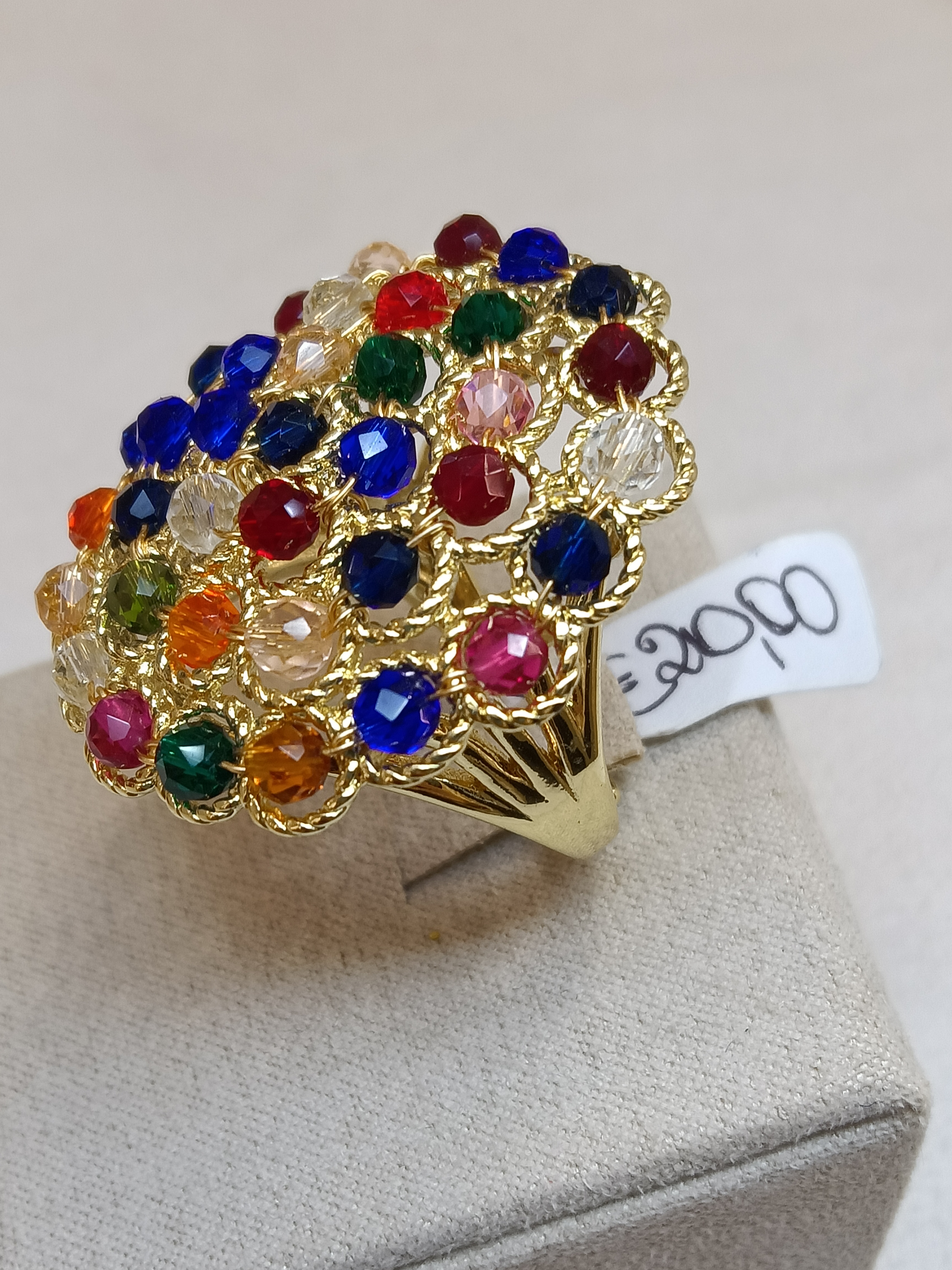 Anello dorato con pietre colorate 