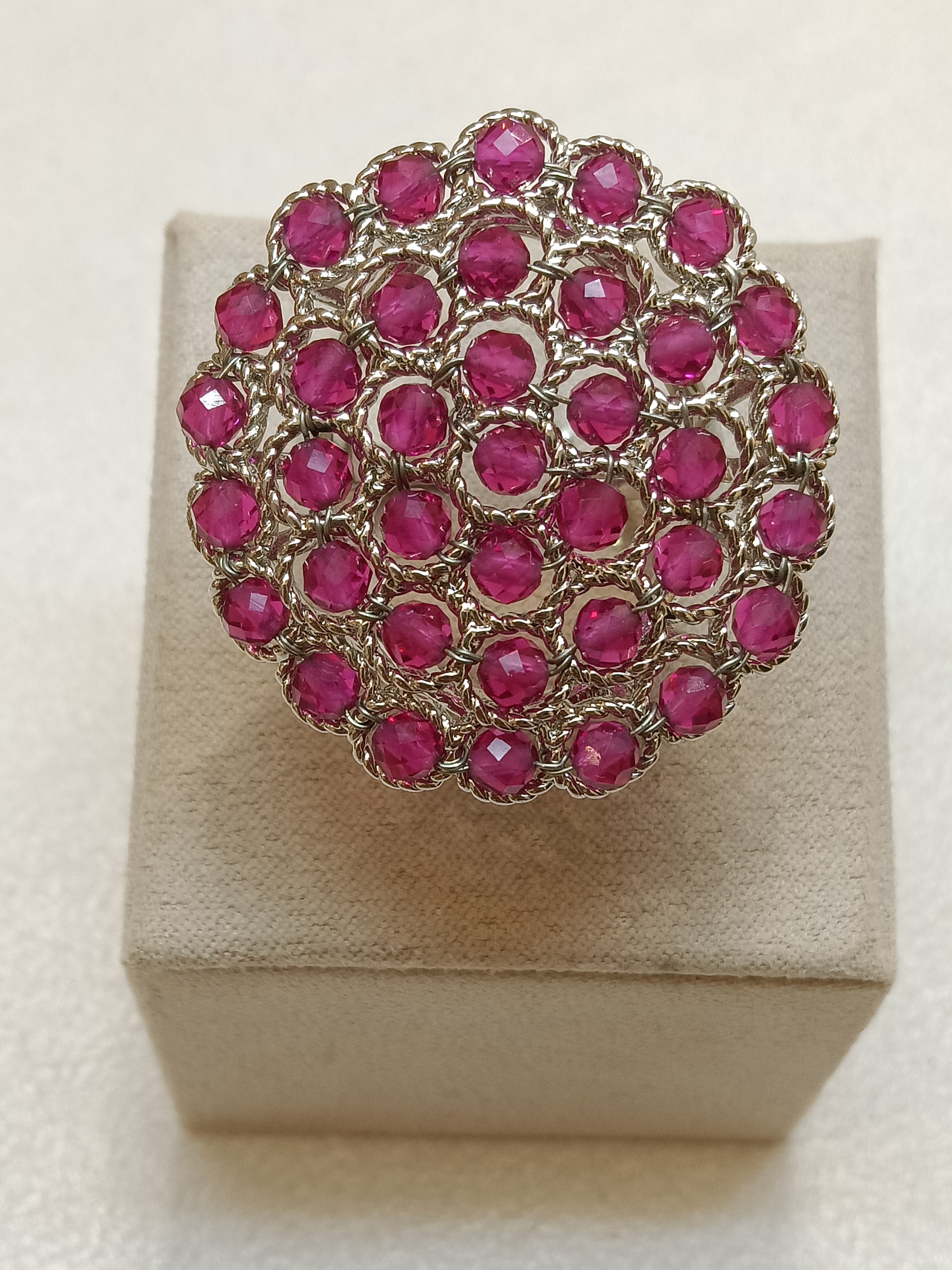 Anello argentato con pietre