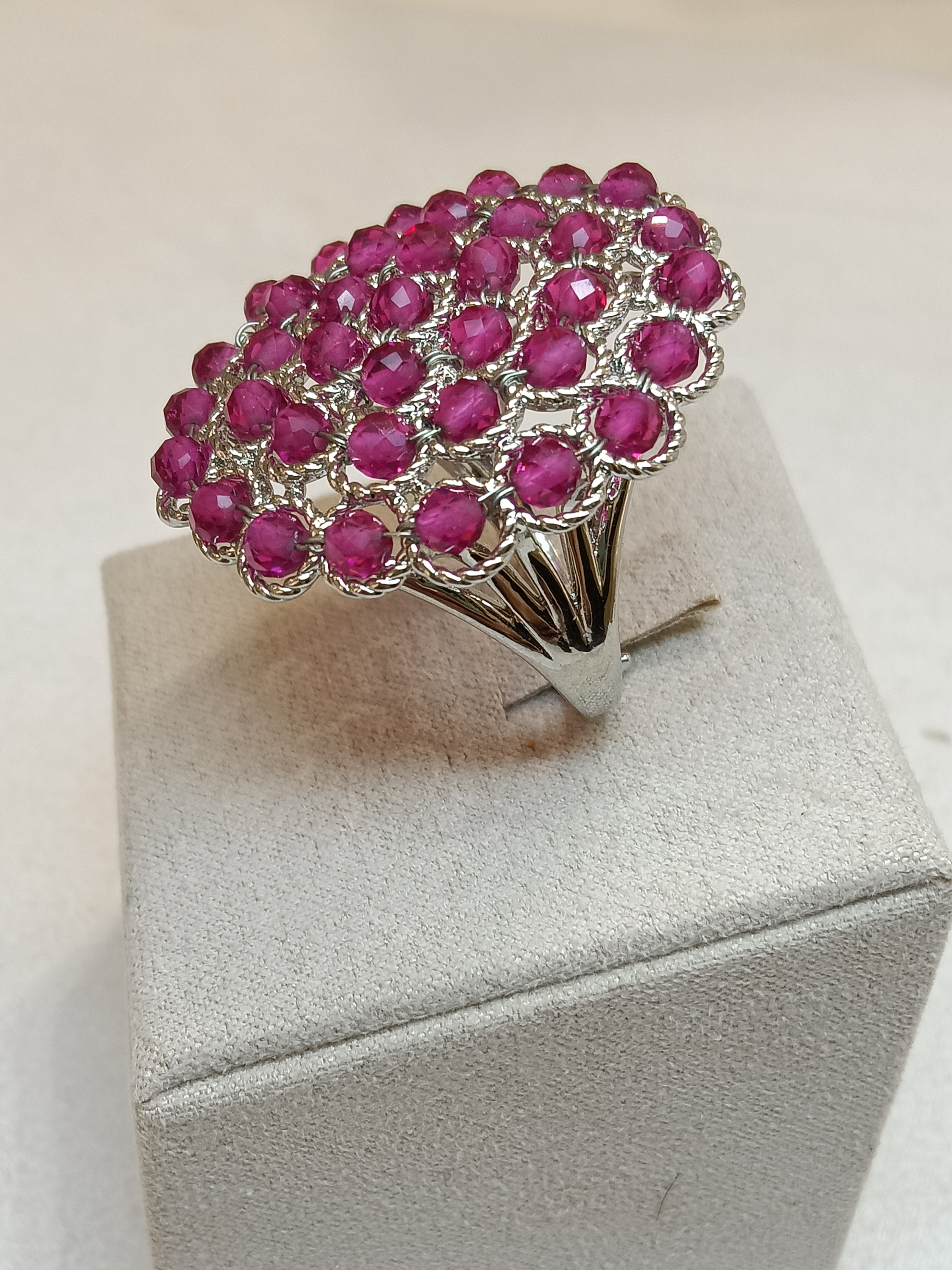 Anello argentato con pietre
