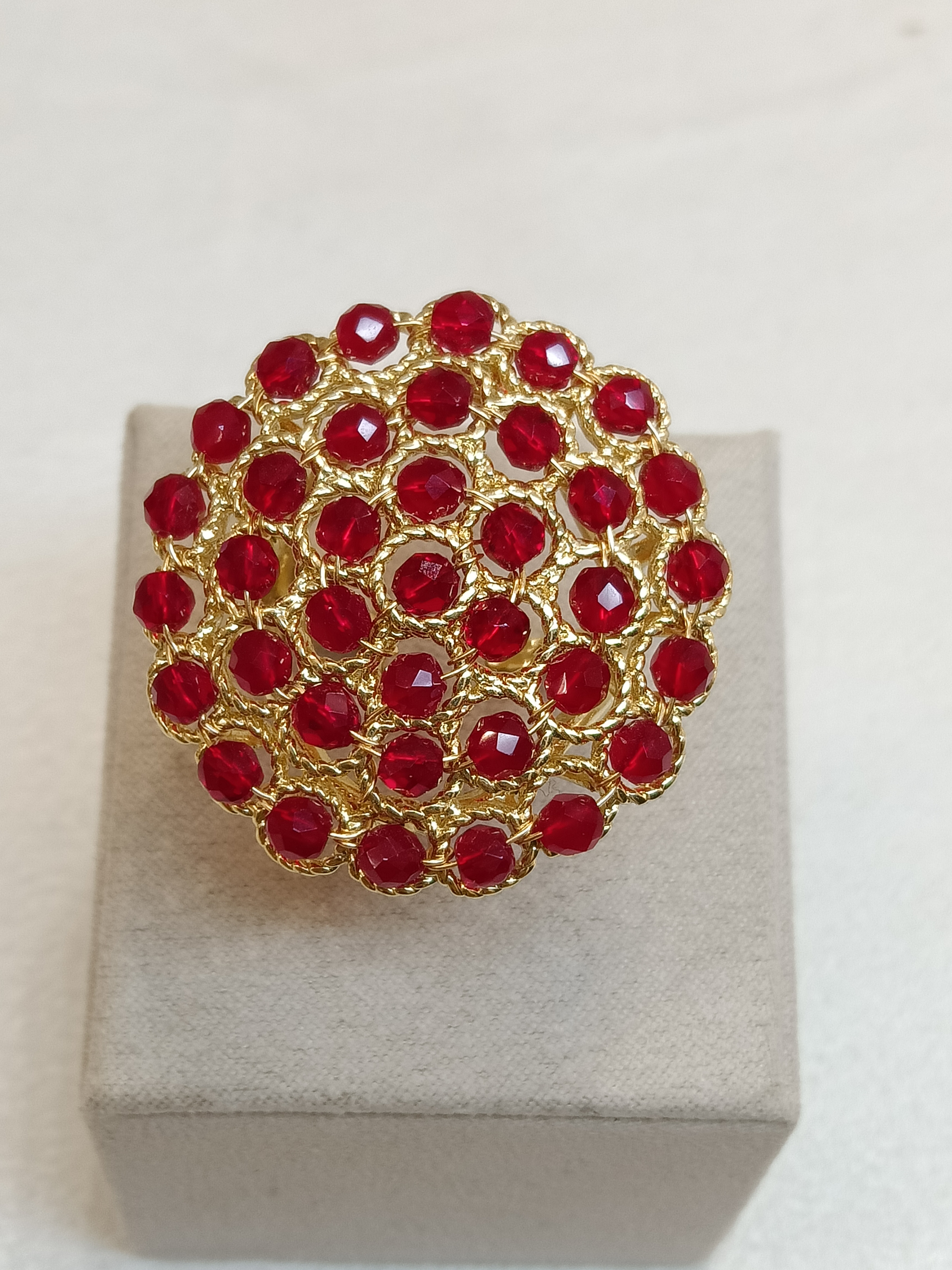 Anello dorato con pietre colorate 