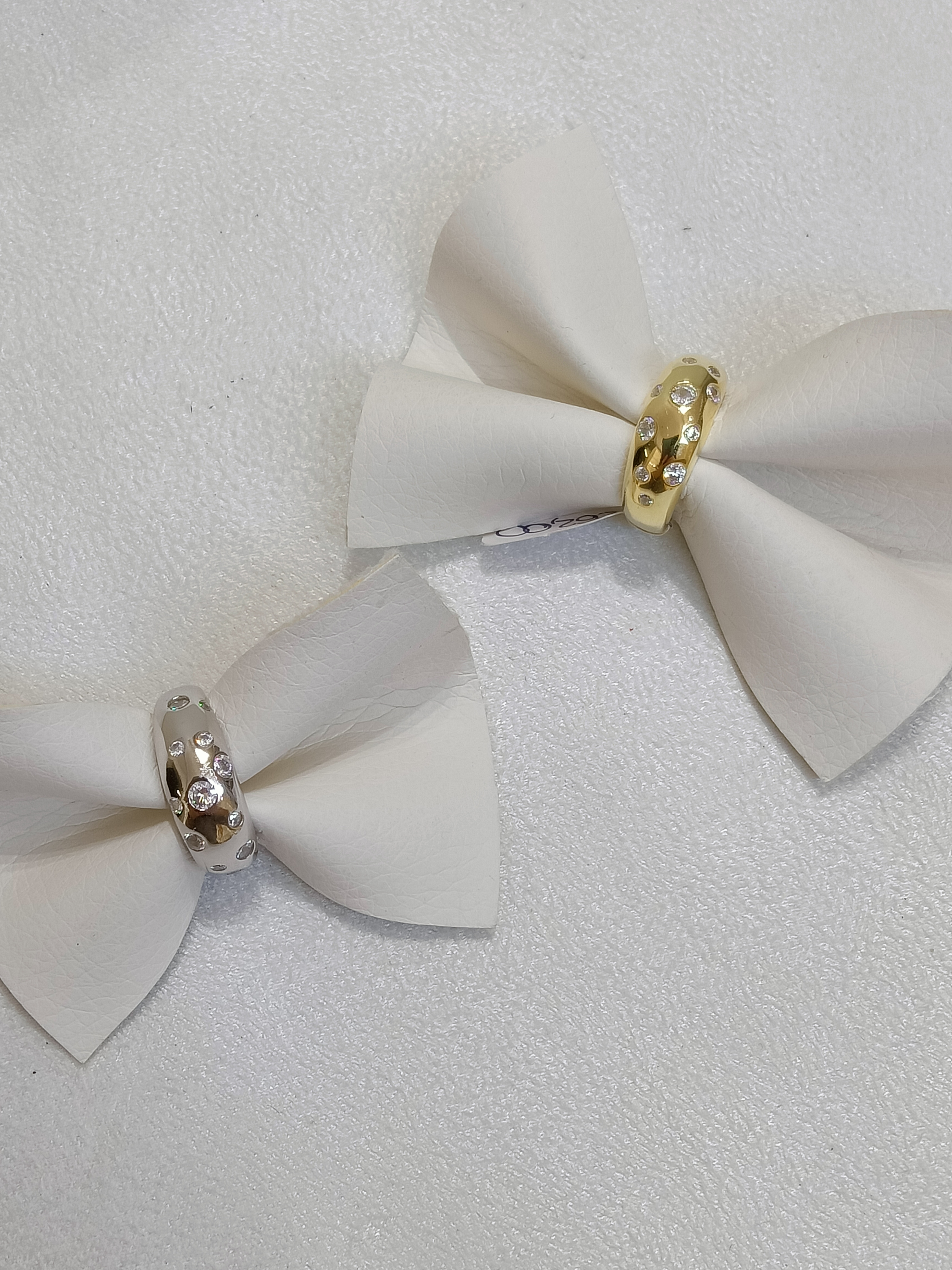 Anello a fascia con zirconi 