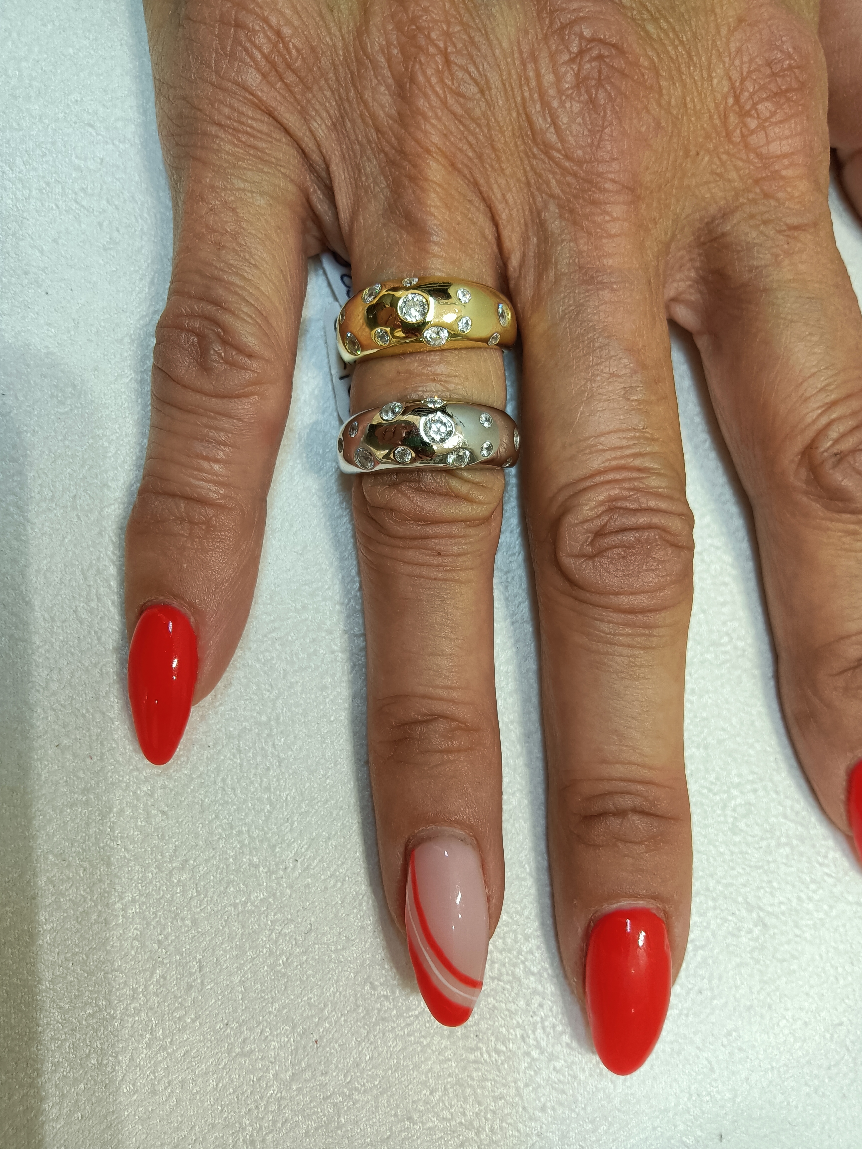 Anello a fascia con zirconi