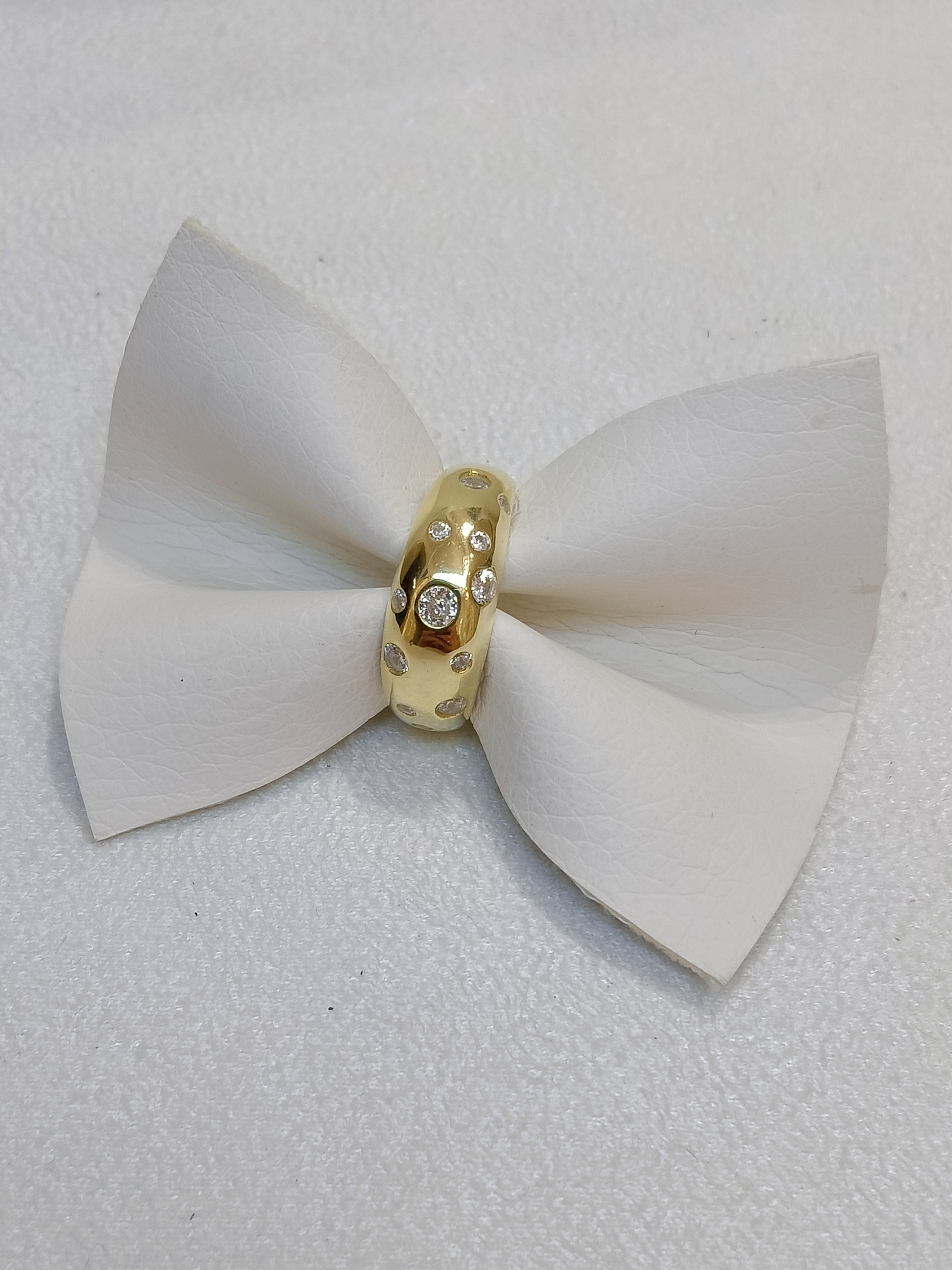 Anello a fascia con zirconi 