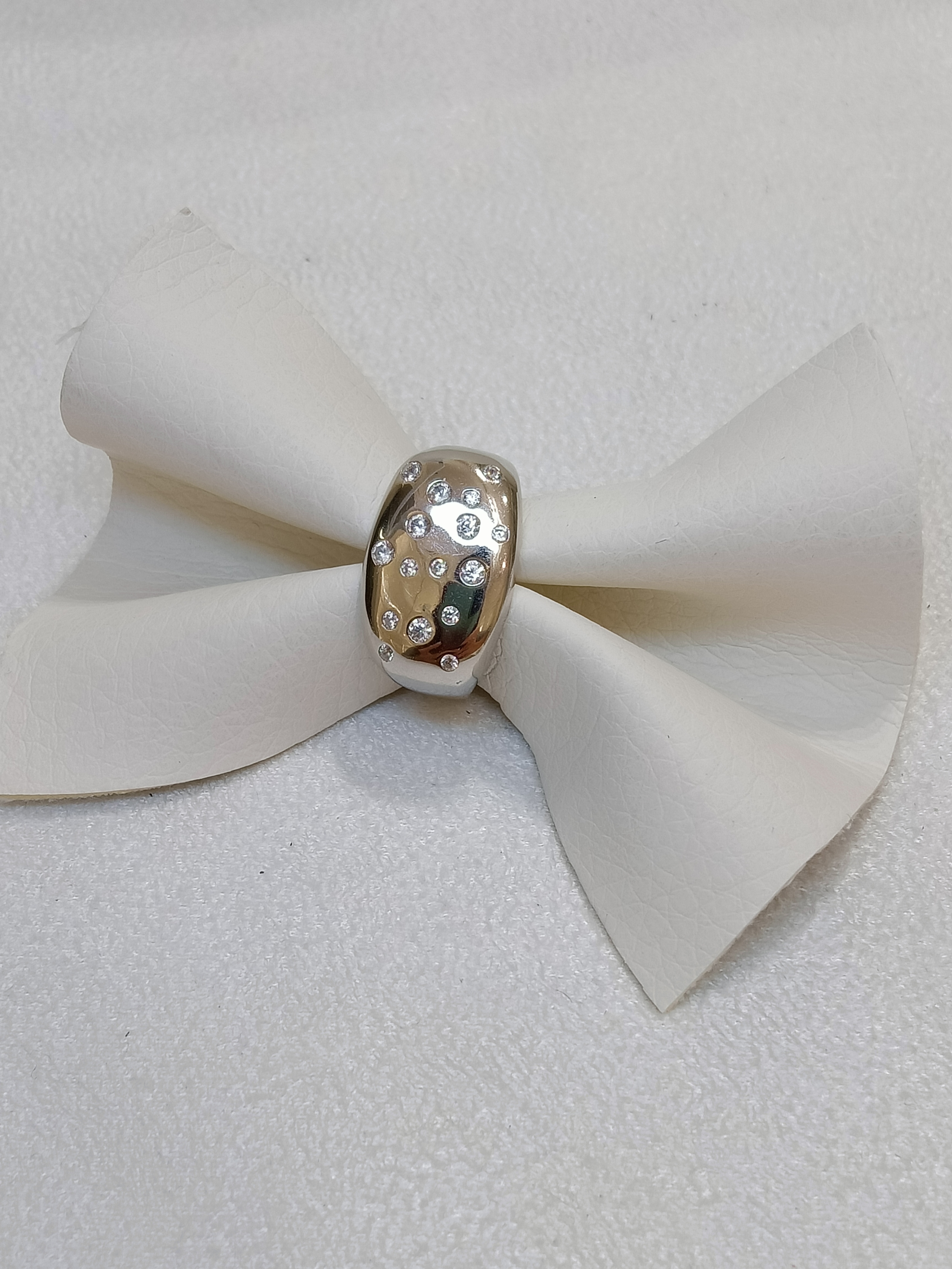 Anello a fascia con zirconi 