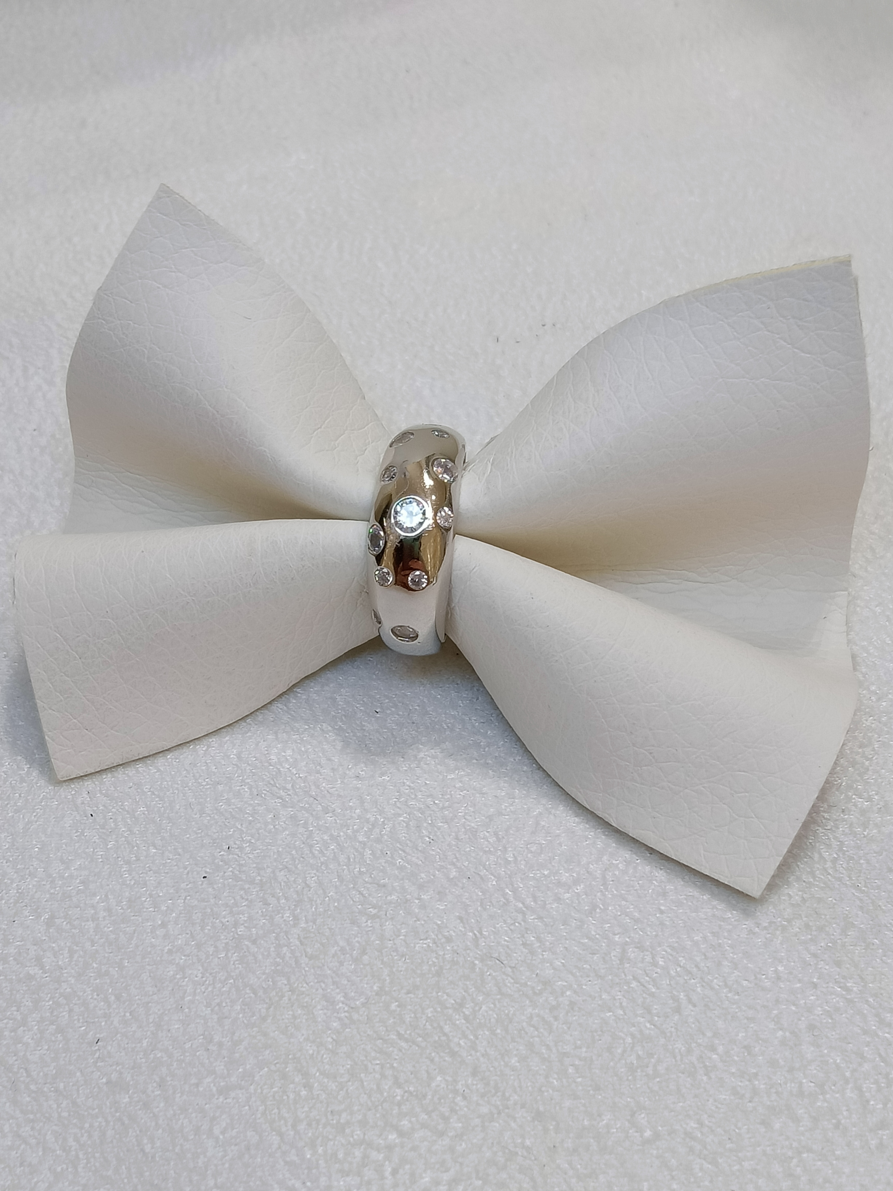 Anello a fascia con zirconi 