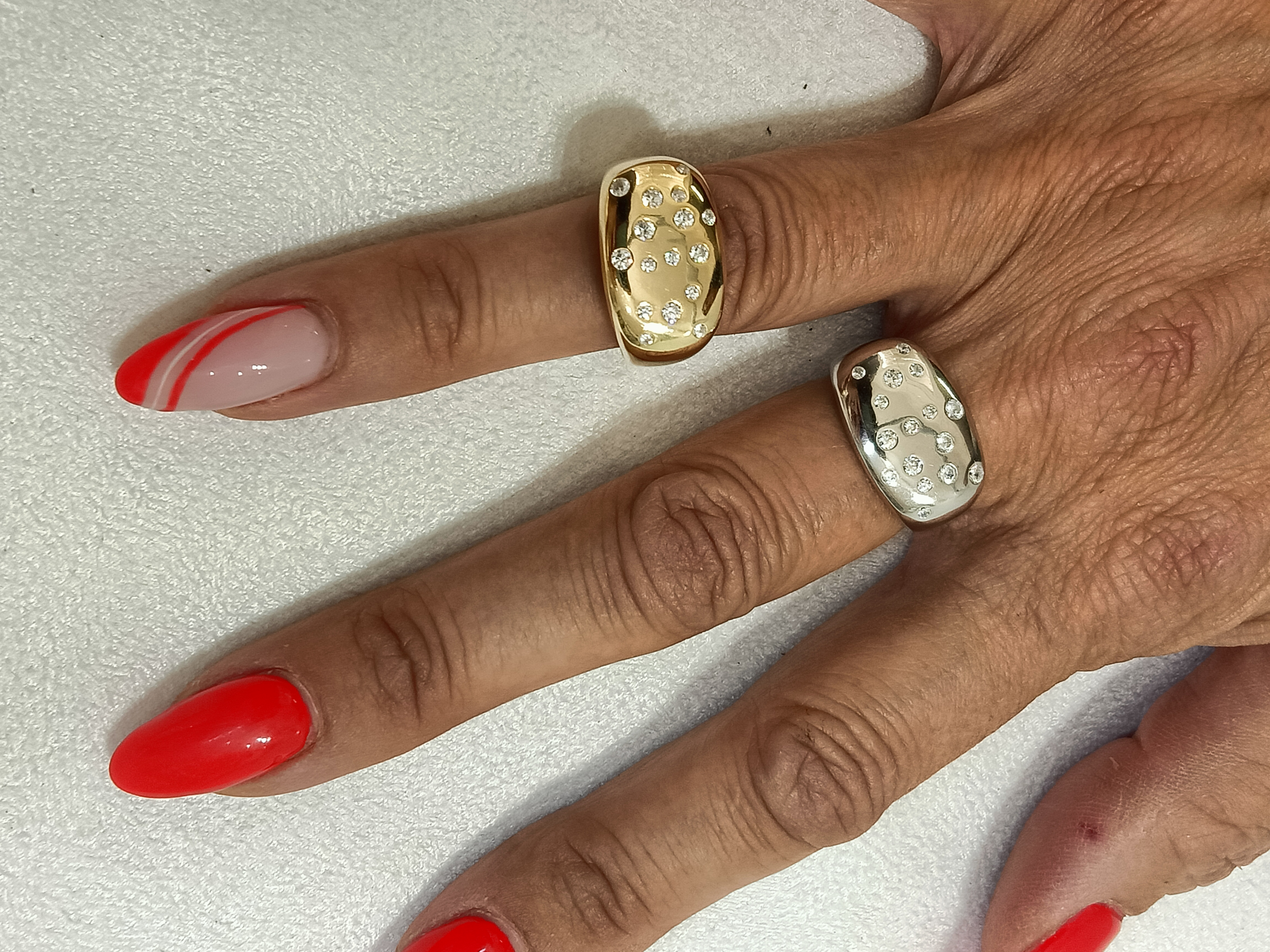 Anello a fascia con zirconi 