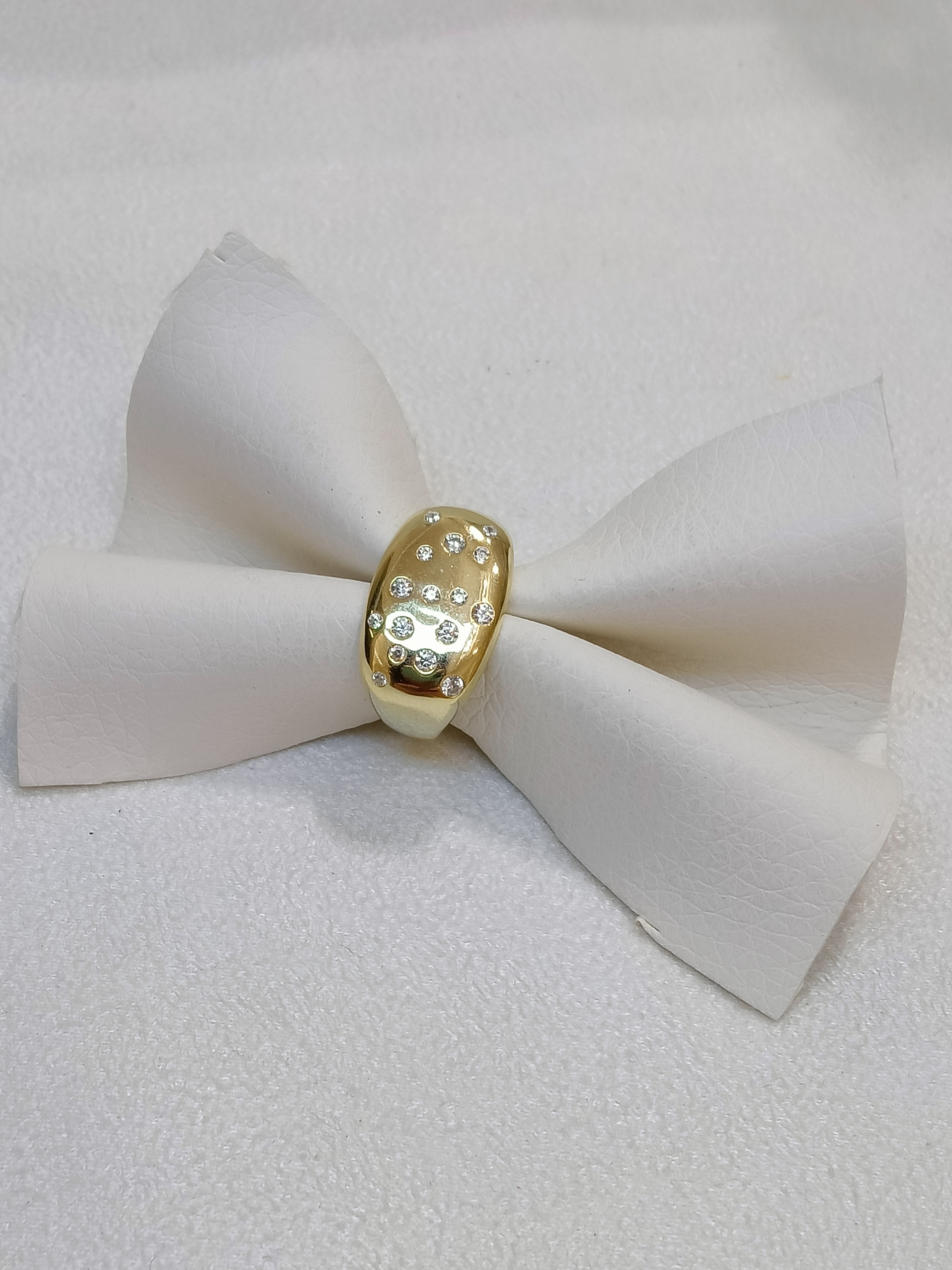 Anello a fascia con zirconi 