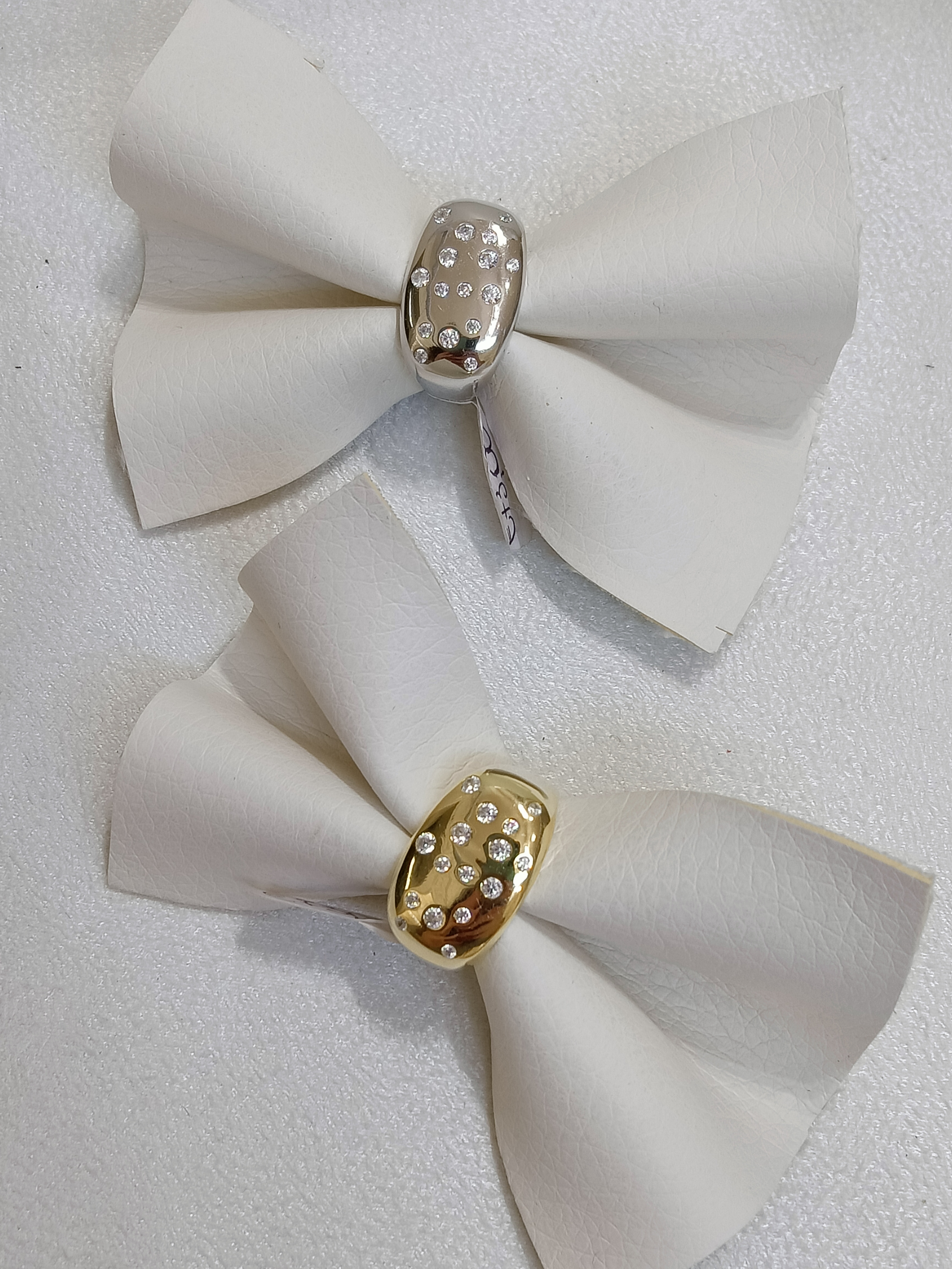 Anello a fascia con zirconi 