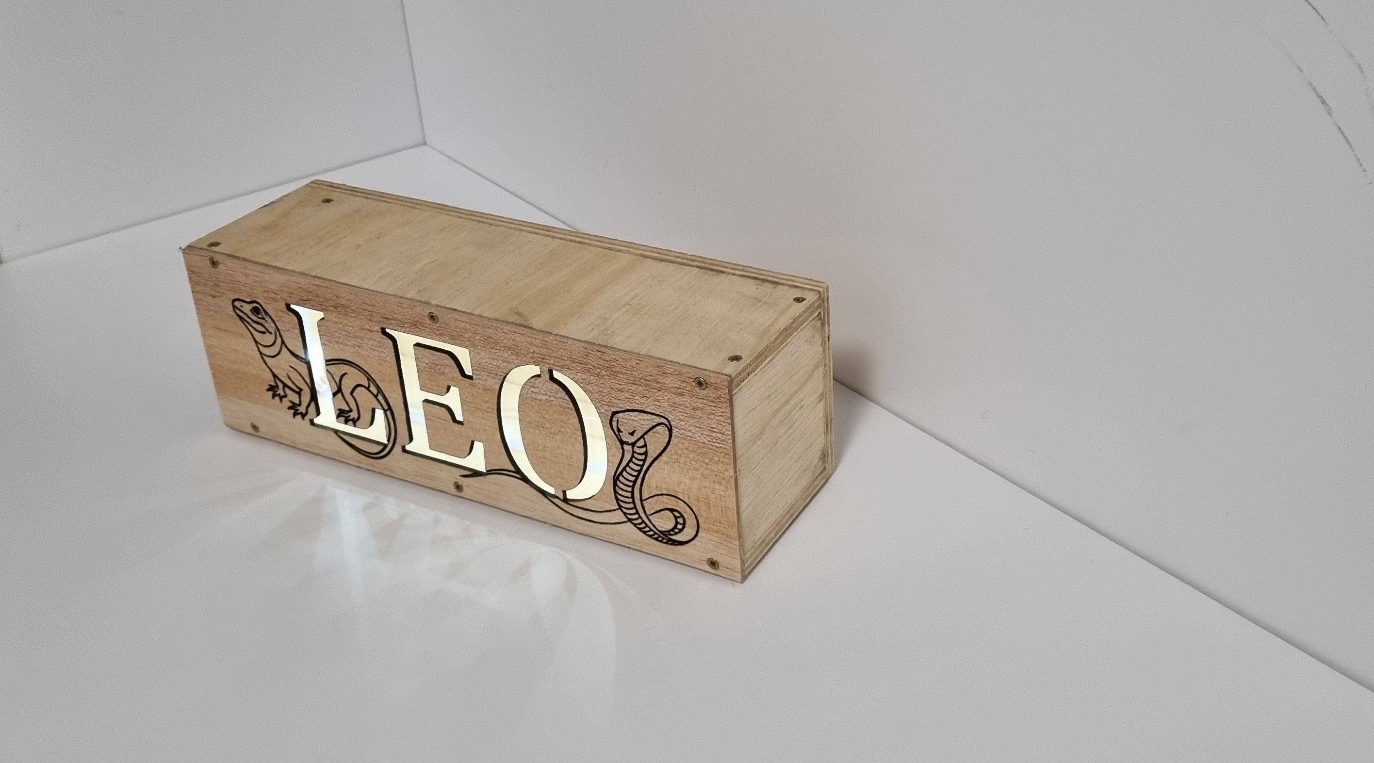 CAJA DE MADERA CON LUCES Y GRABADO PERSONALIZADO