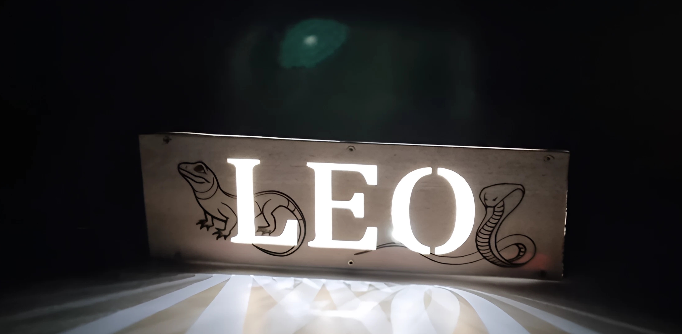 CAJA DE MADERA CON LUCES Y GRABADO PERSONALIZADO