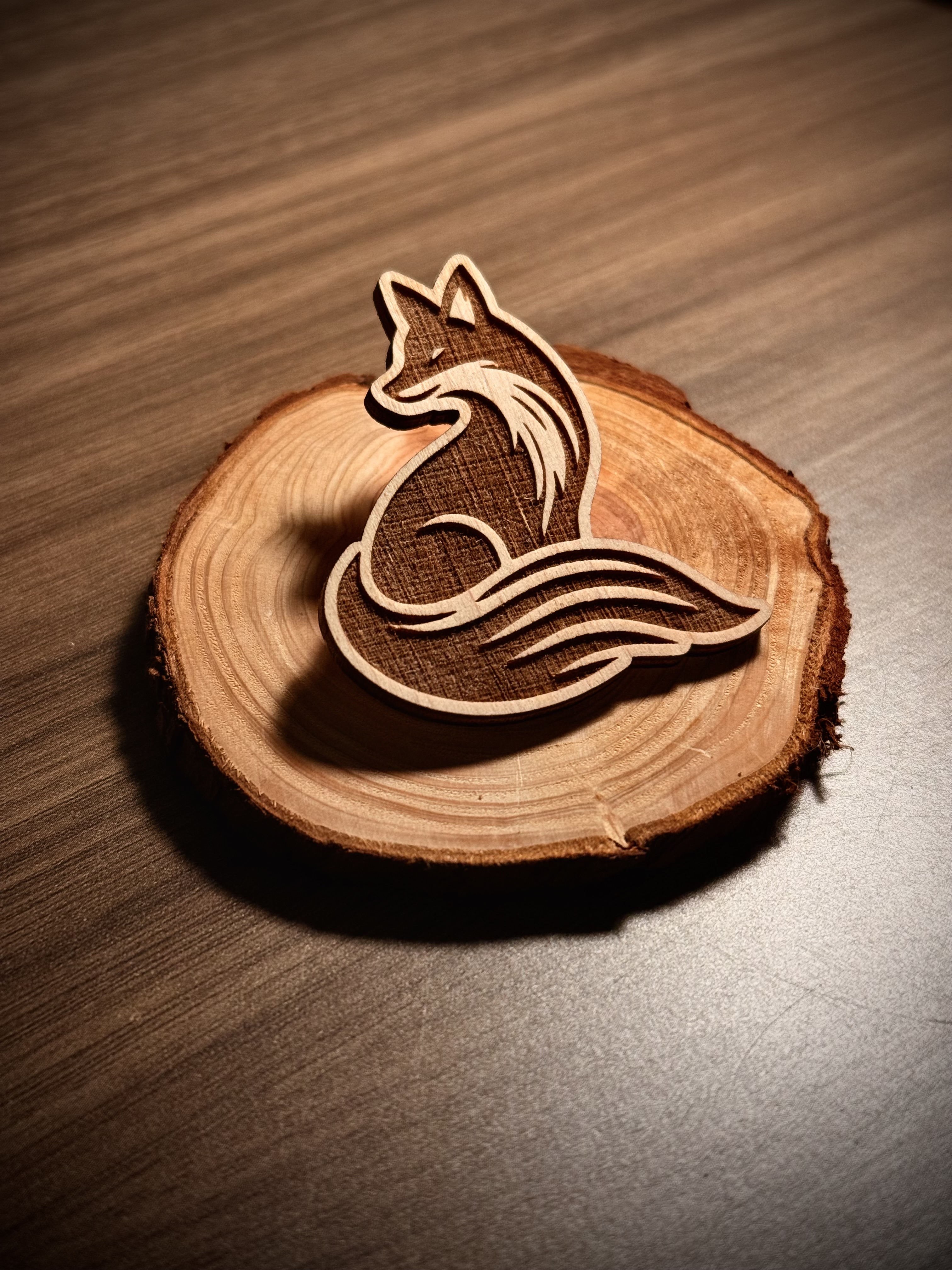 Medinė graviruota lapės sagė – gamtos įkvėpta elegancija