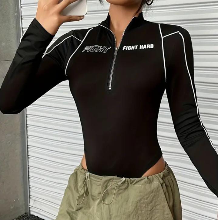 Body Elegante con Estampado de "MANO DE LUCHA"