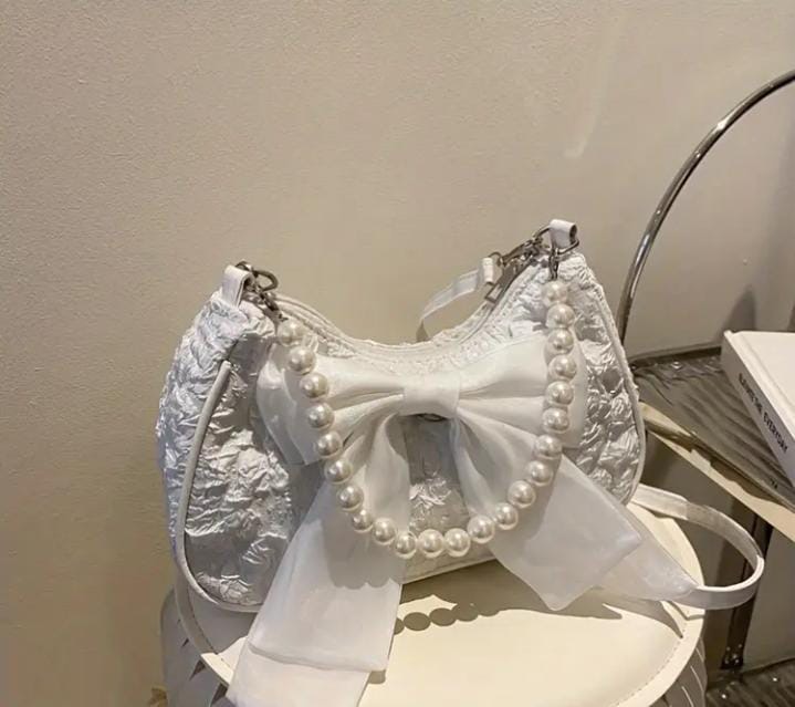 Bolso bandolera elegante con adornos de perlas