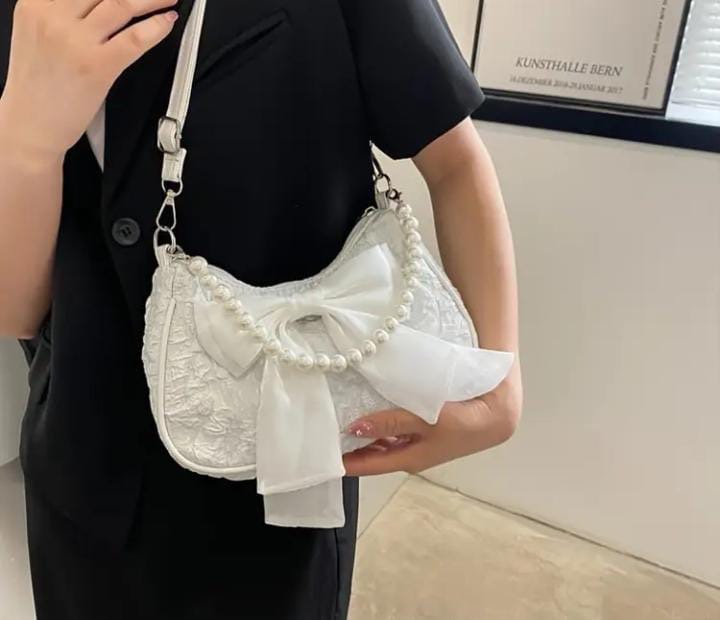 Bolso bandolera elegante con adornos de perlas
