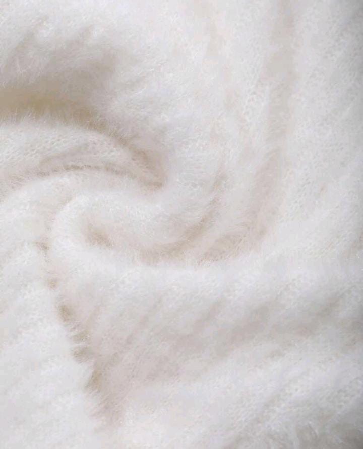 Abrigo Blanco de Hombros Descubiertos