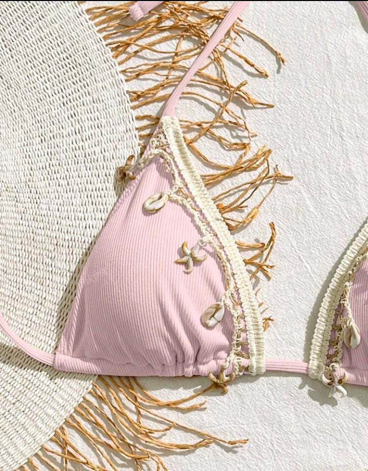 Bikini rosa con detalles de conchas