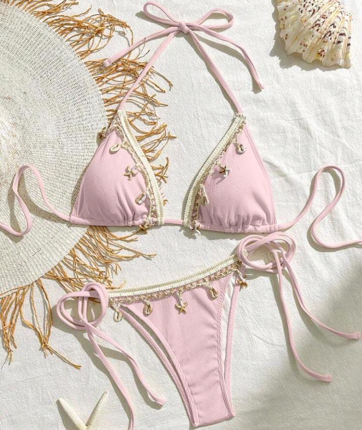 Bikini rosa con detalles de conchas
